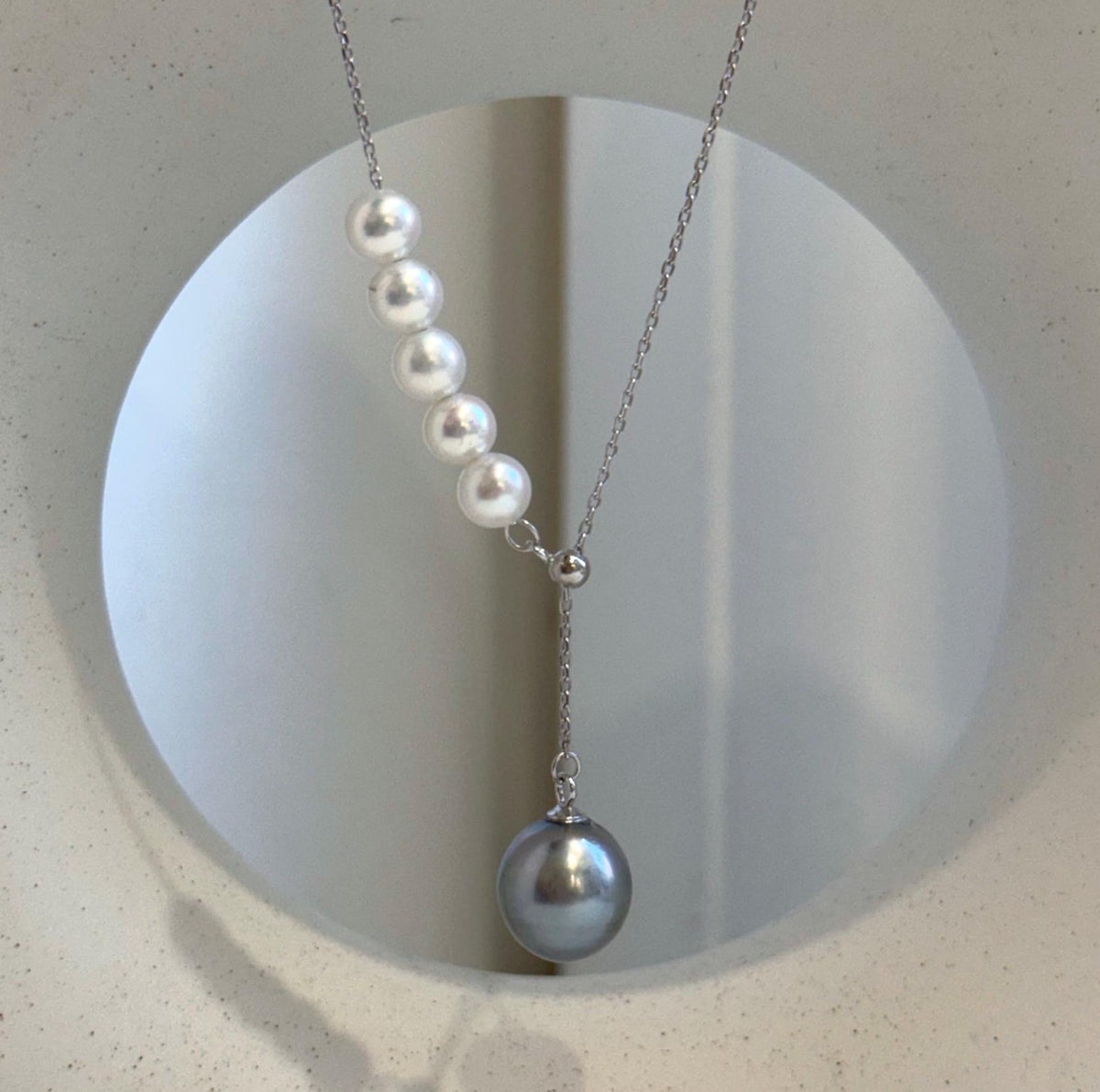 Handmade luxury pearl necklace presented in an elegant gift box.