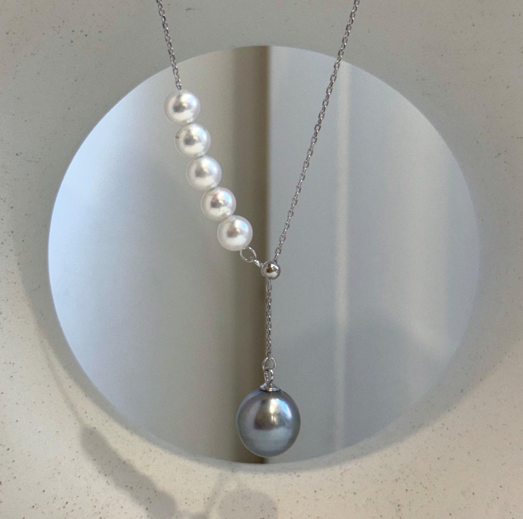 Handmade luxury pearl necklace presented in an elegant gift box.