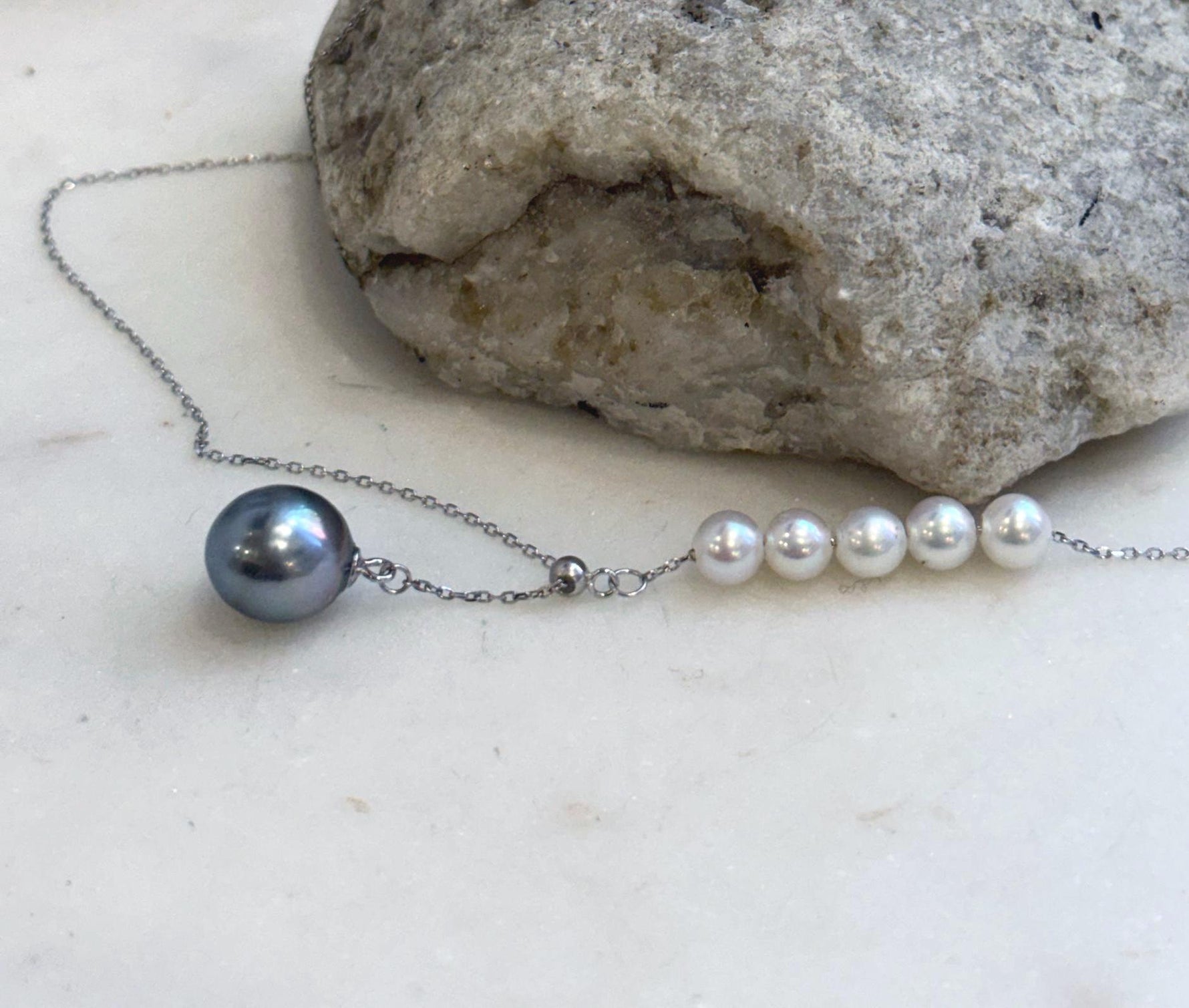 Sophisticated Tahitian and freshwater pearl necklace for women, featuring exceptional natural luster.