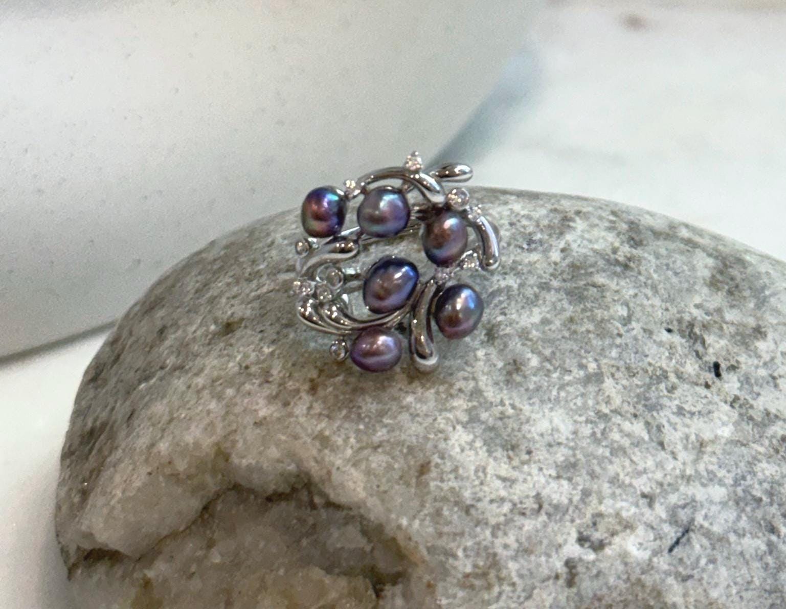 Elegant adjustable pearl ring with genuine freshwater Keshi pearls.