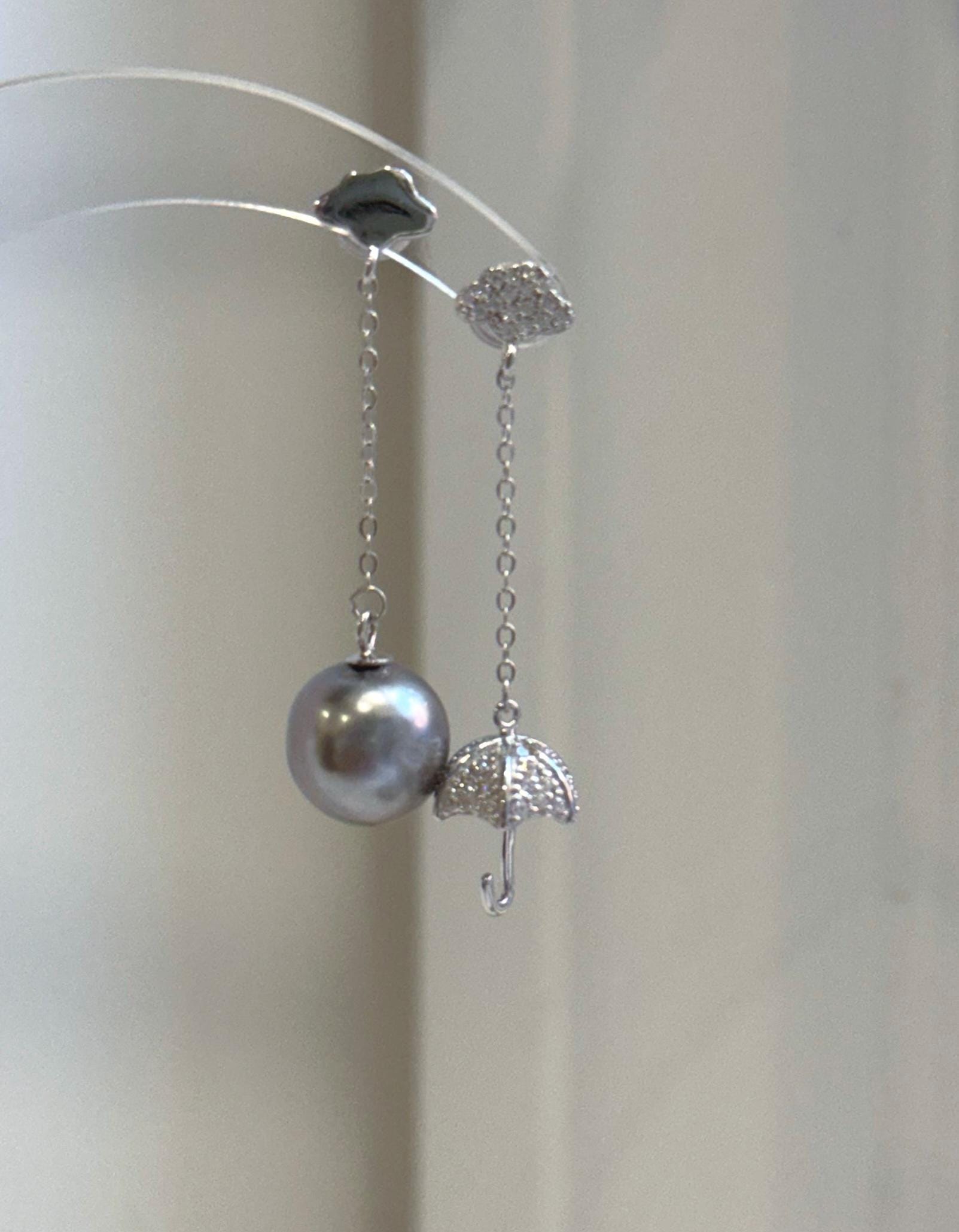 Close-up of 10.7mm platinum Tahitian pearls