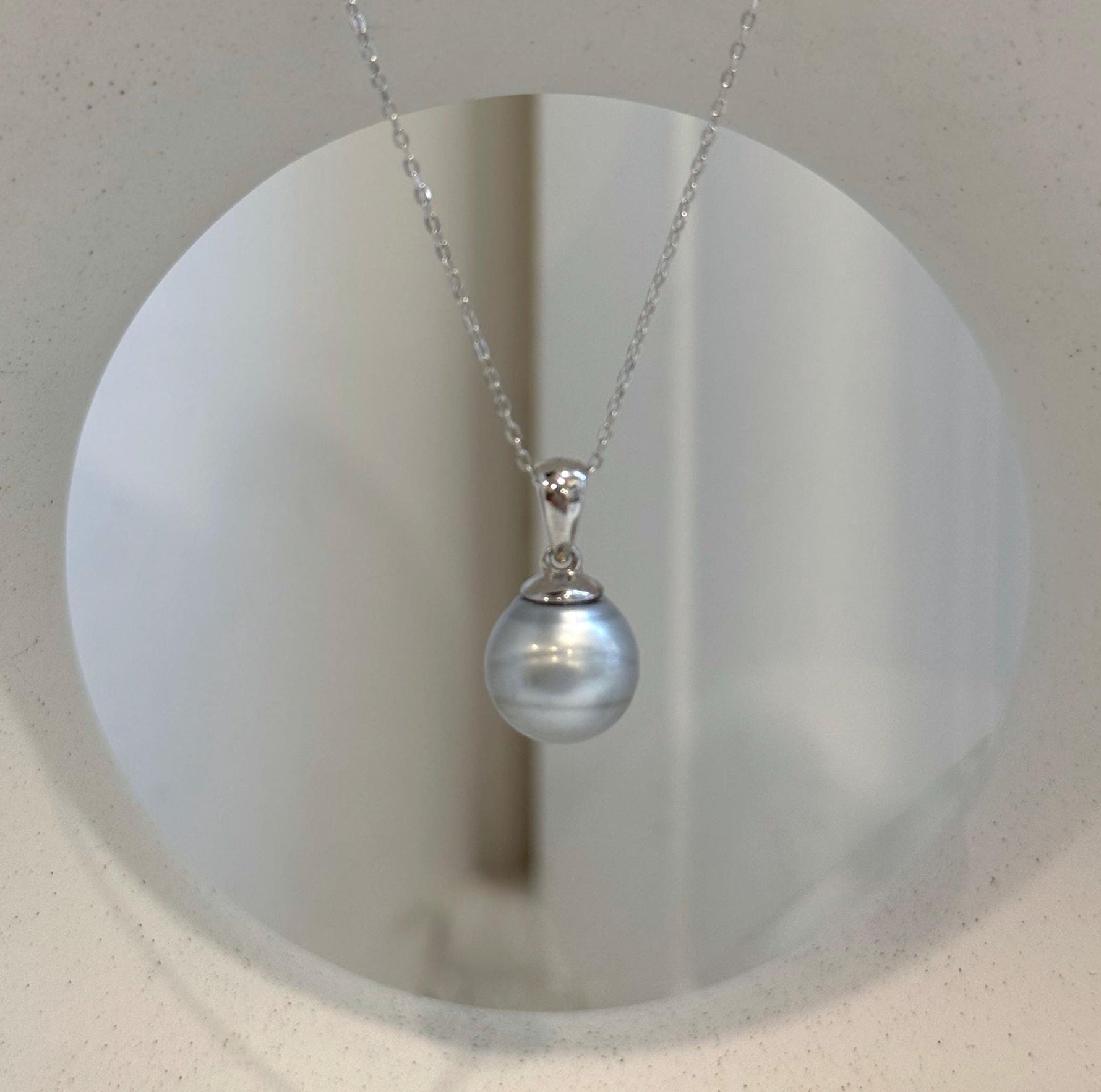 Silver color Tahitian pearl pendant with elegant mirror-like luster