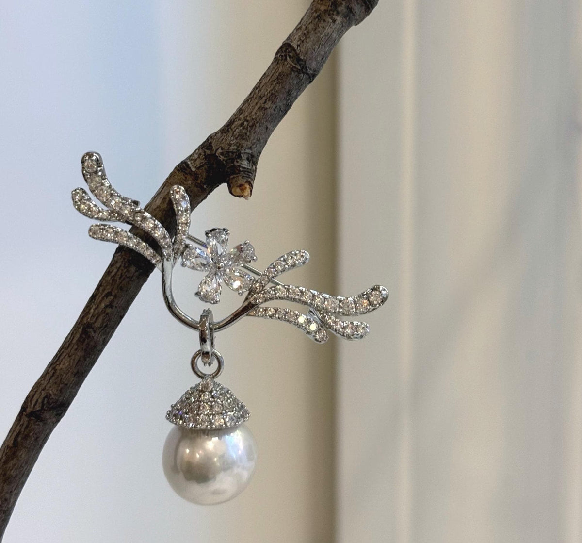 Vintage-inspired S925 sterling silver brooch featuring a genuine Edison pearl