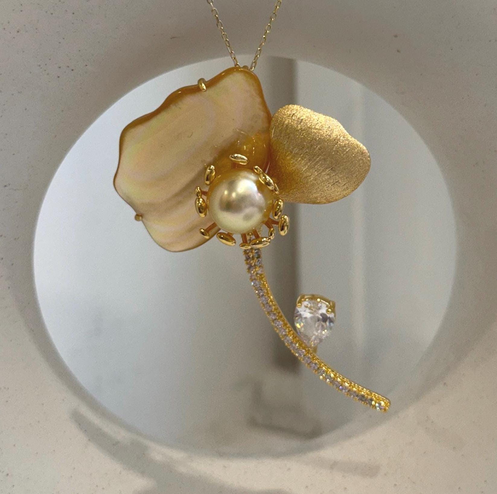 Close-up of 10mm deep tea golden South Sea pearl showing beautiful mirror-like luster.