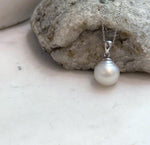 Elegant minimalist saltwater pearl pendant for everyday wear