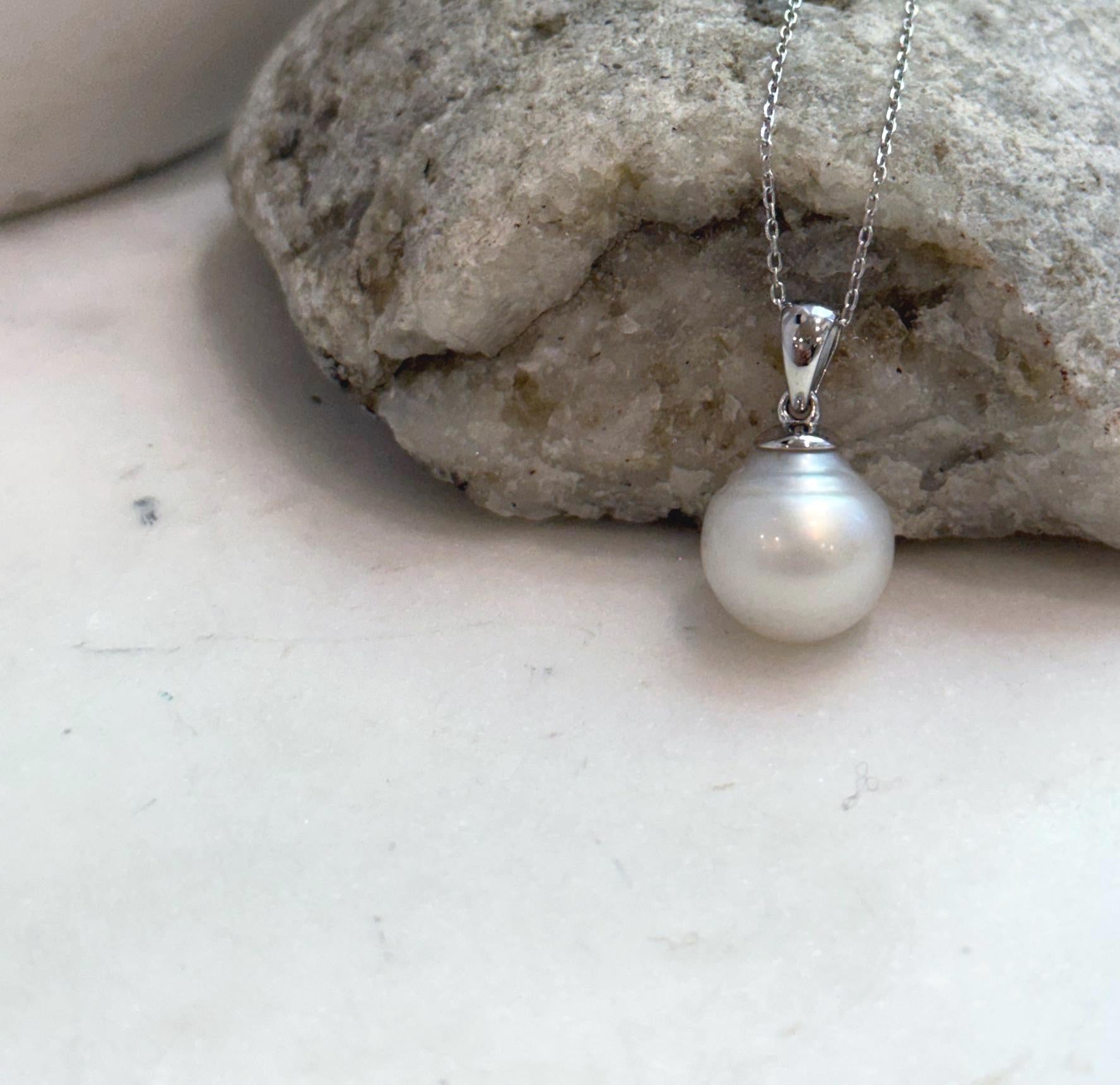 Elegant minimalist saltwater pearl pendant for everyday wear