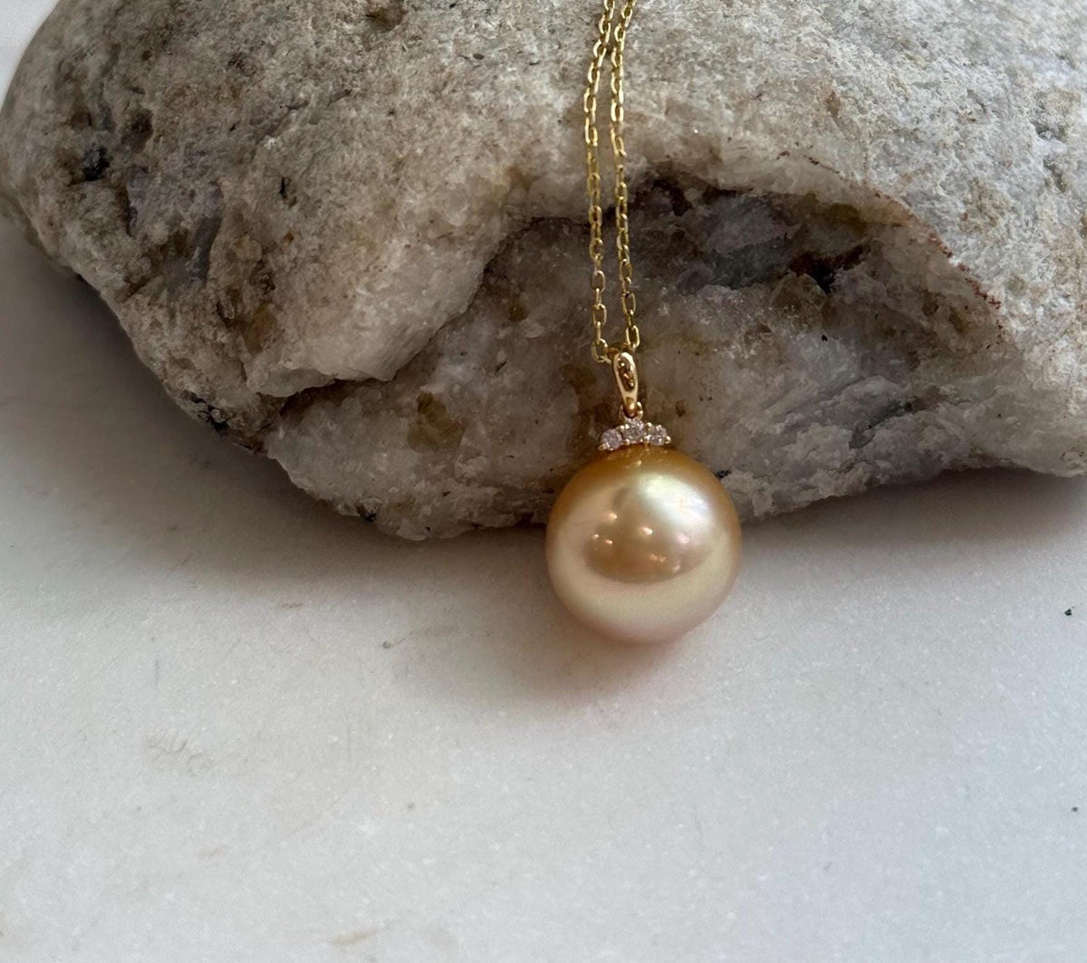 Elegant minimalist 18K gold pendant with a genuine South Sea pearl
