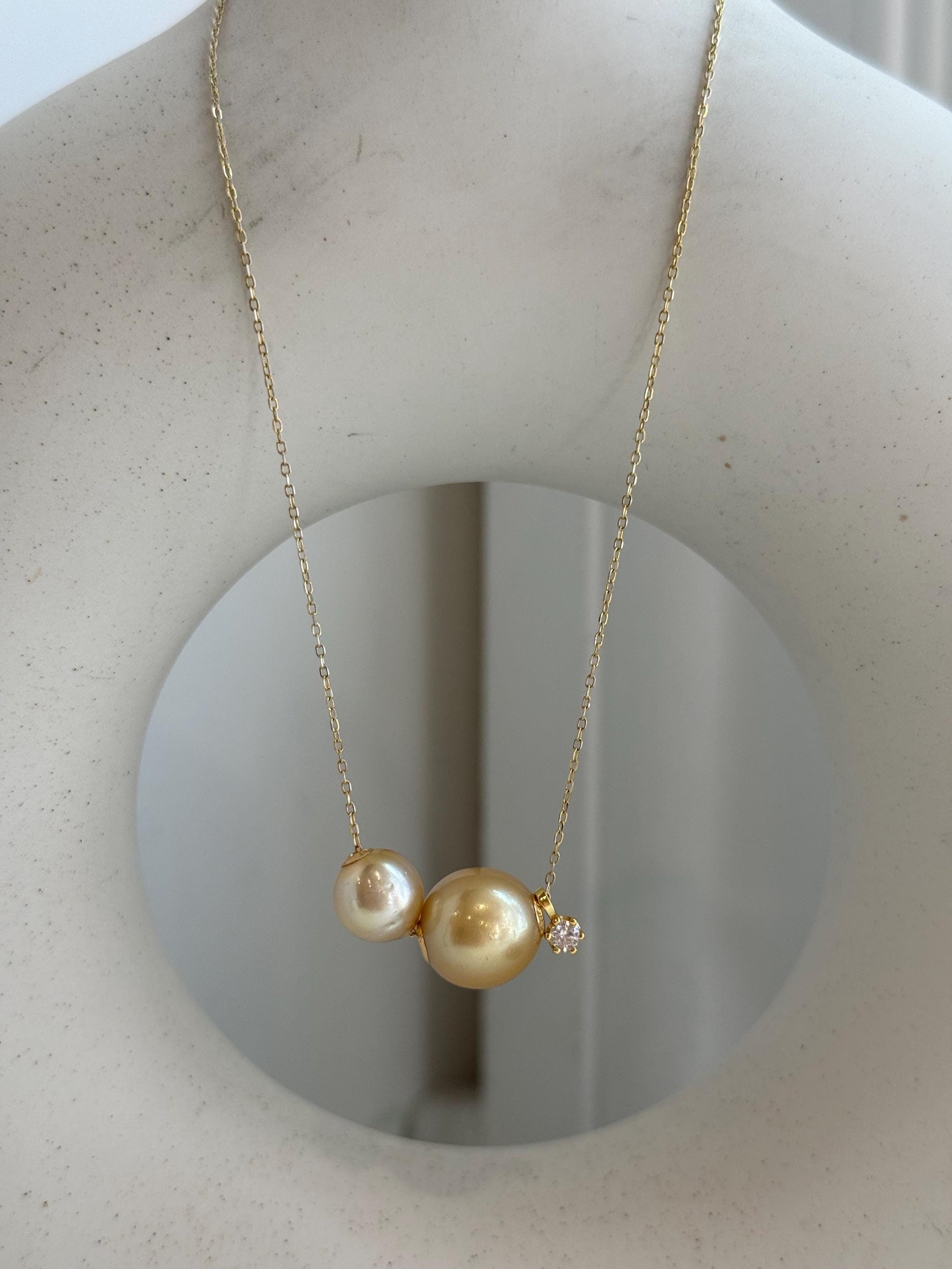 Double golden pearl necklace with extreme mirror luster
