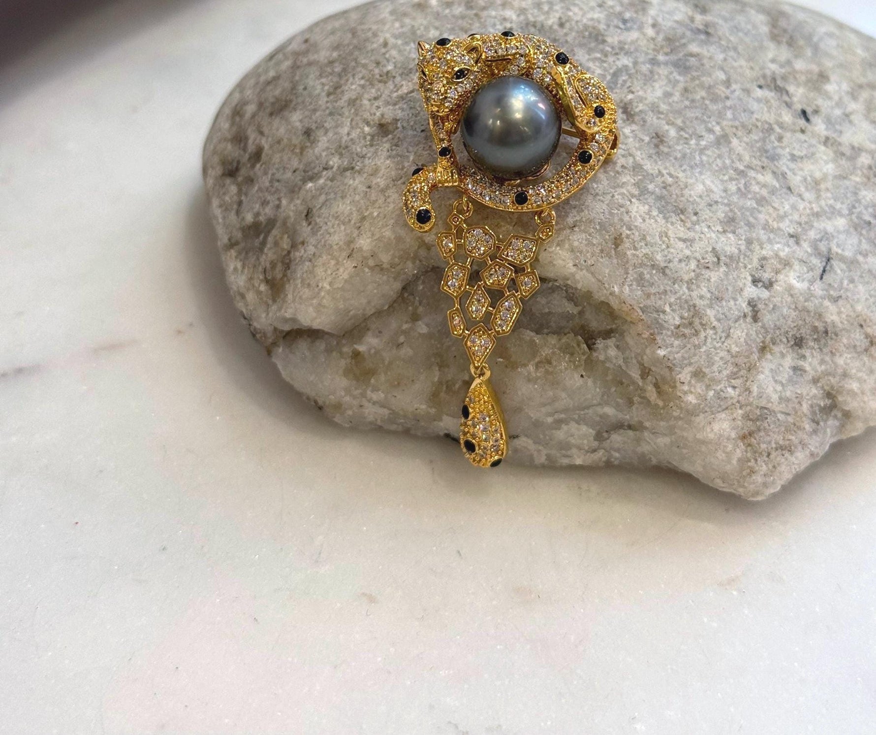Vintage-inspired Tahitian pearl leopard brooch measuring approximately 2.4 × 4.5cm.