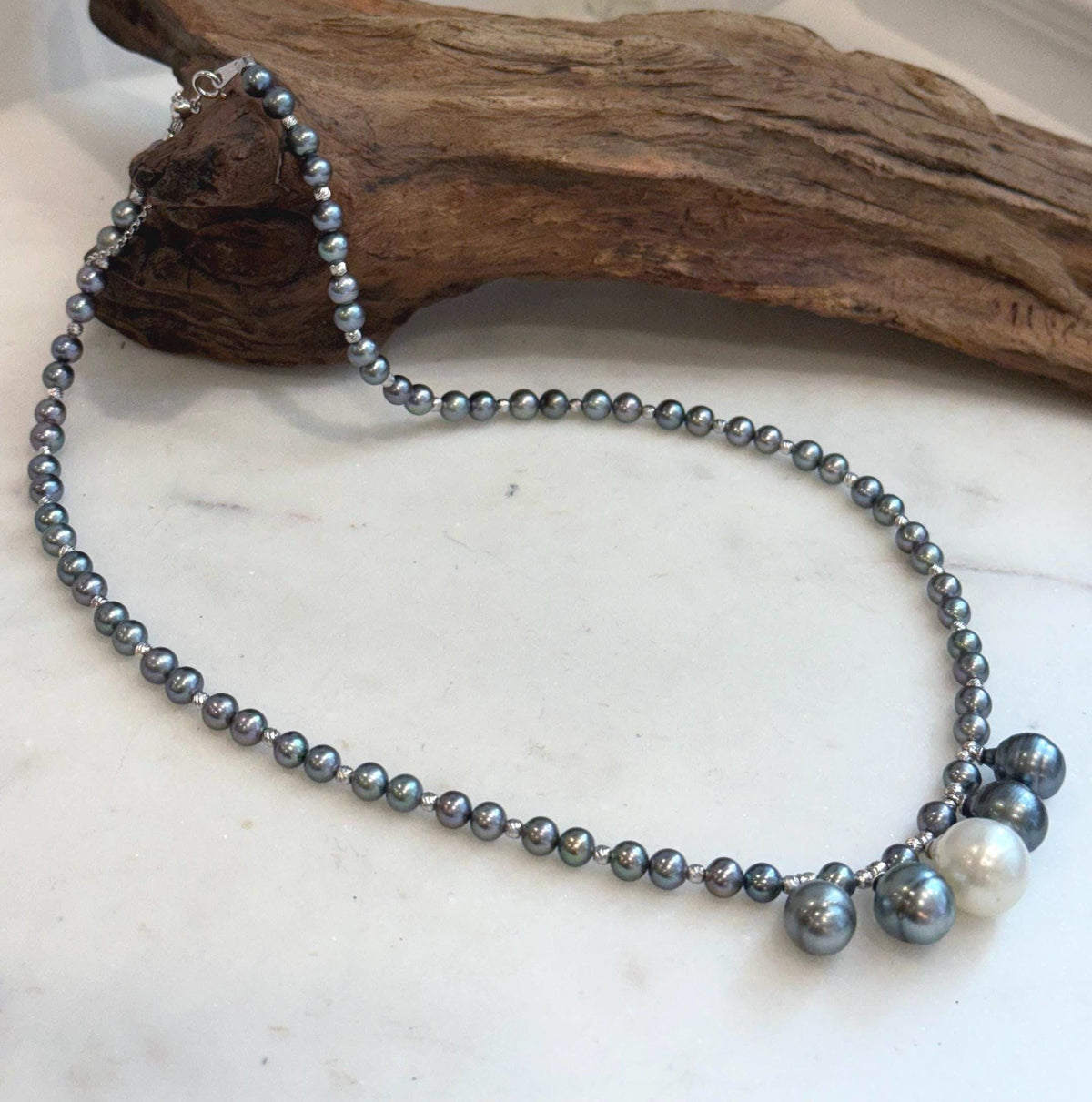 Five genuine ocean pearl necklace featuring contrasting pearl colors