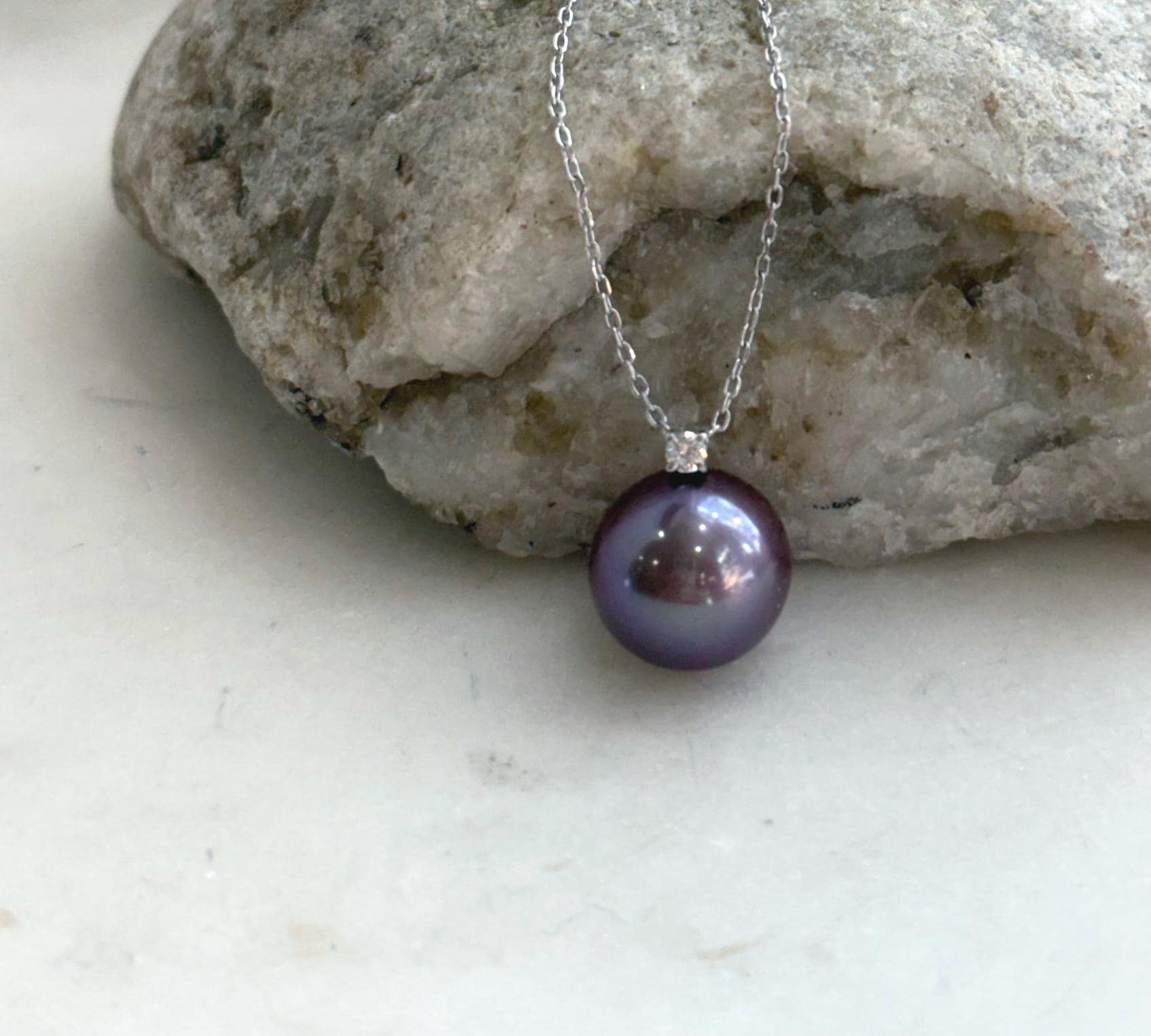 Elly’s 0.05ct real diamond and Au750 solid 18K gold pendant with 11mm Edison purple pearl and extreme mirror luster.