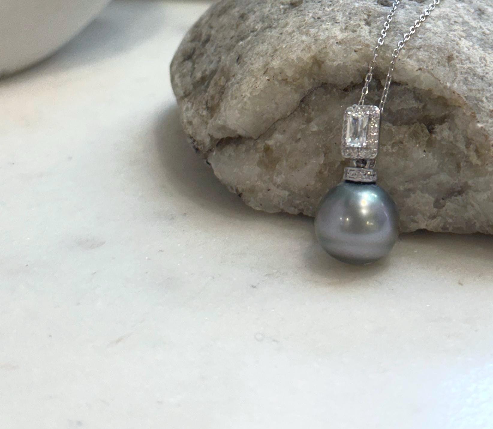 Large 12.6mm Tahitian pearl pendant with metallic platinum tone