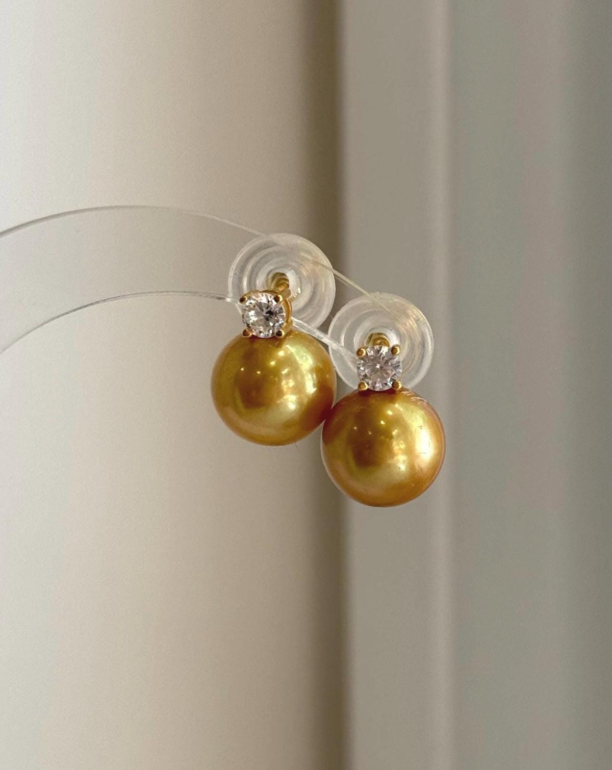 Classic golden pearl stud earrings with luminous Edison freshwater pearls and S925 sterling silver.