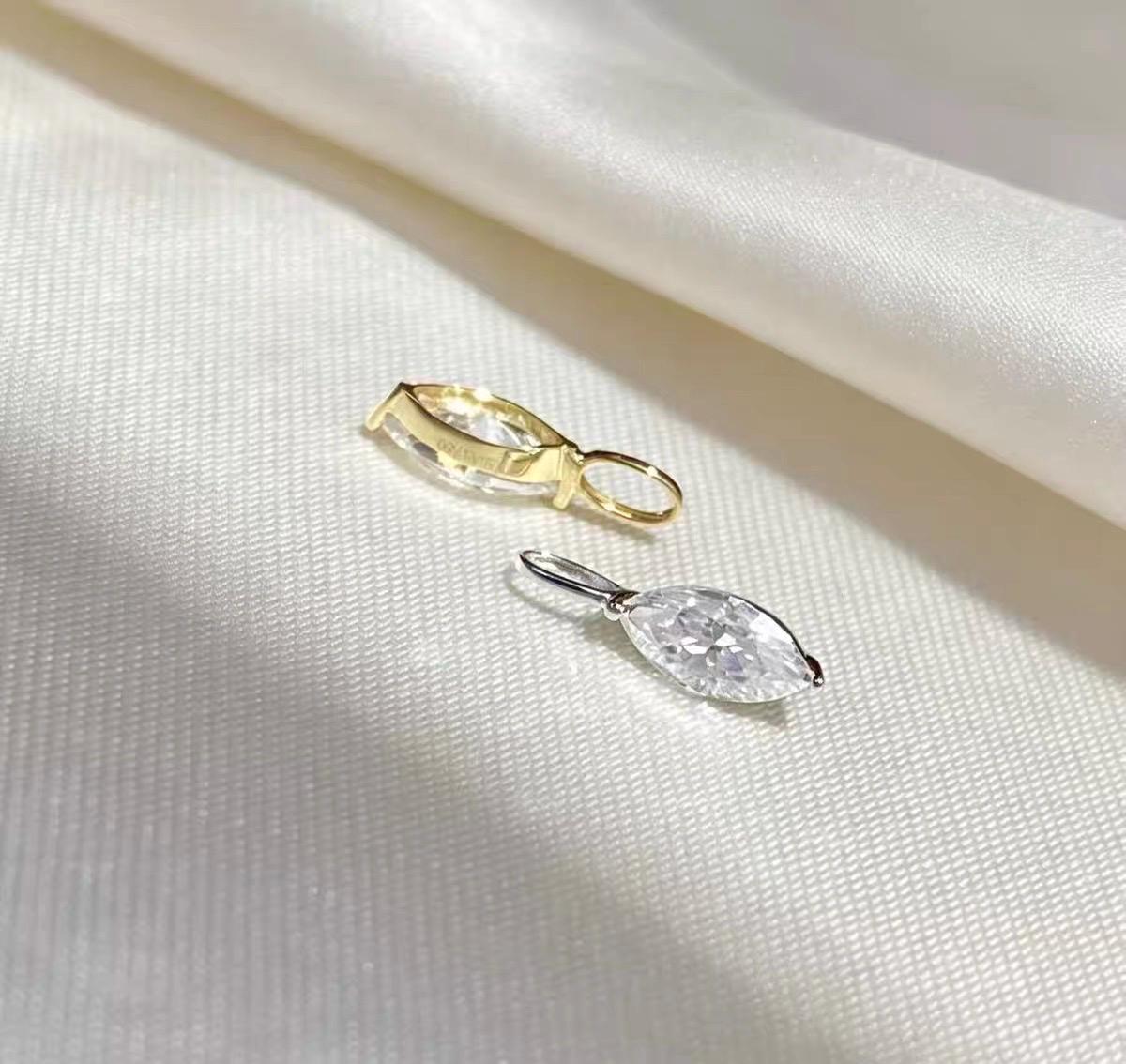 Au750 18K gold marquise moissanite charm featuring an elegant minimalist design.