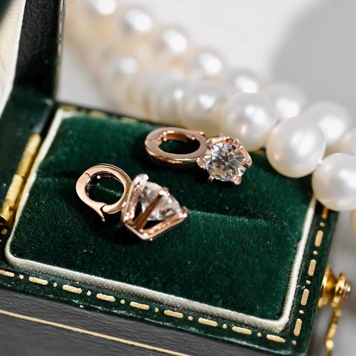 0.45ct 5mm moissanite openable 18K gold pendant charm