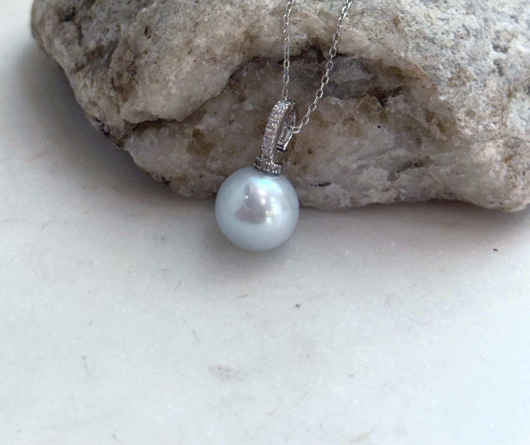 Elegant 11.6mm freshwater Edison pearl pendant with bright reflective surface and classic sterling silver design.
