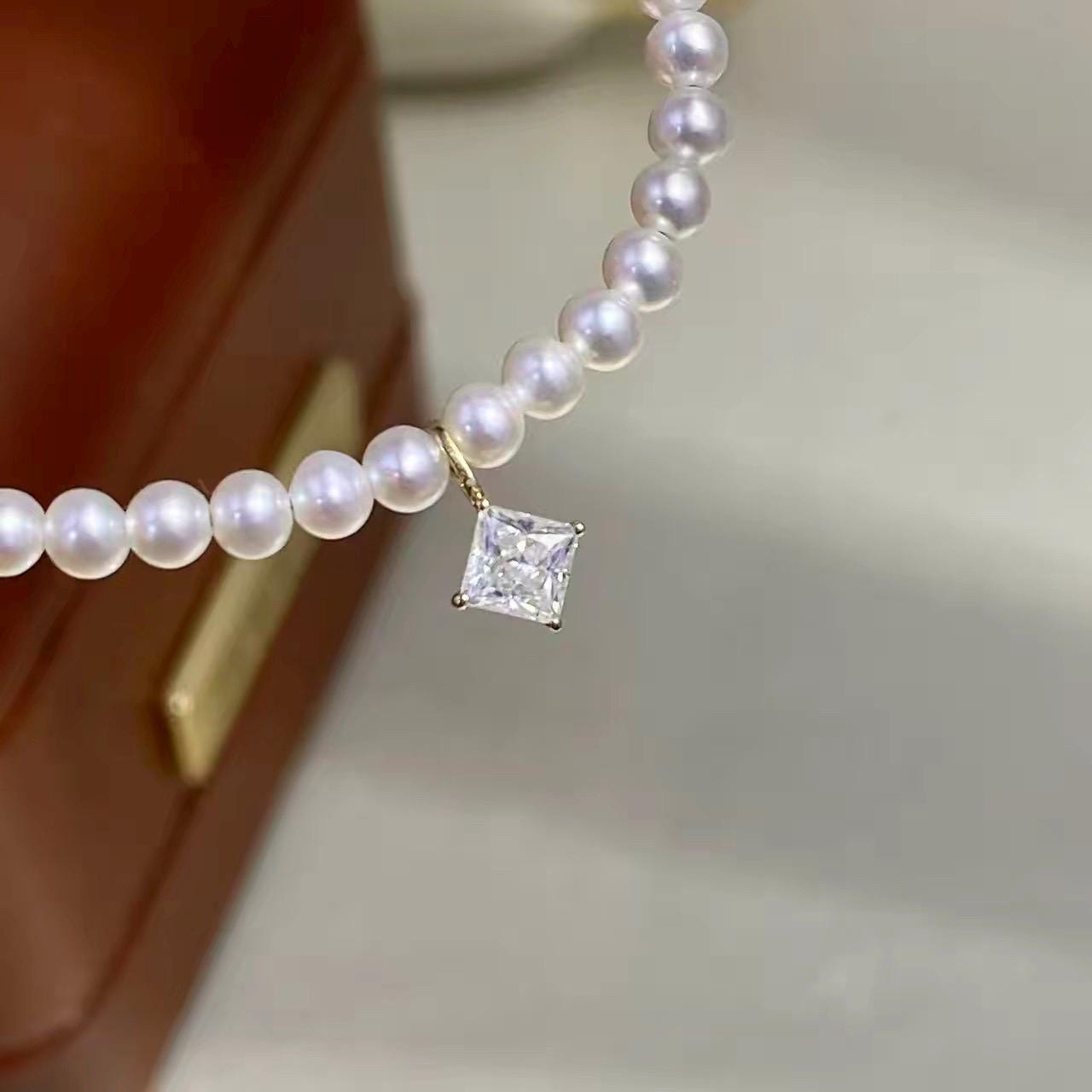 Princess cut diamond shape clear moissanite charm crafted in Au750 solid 18K gold with brilliant sparkle.