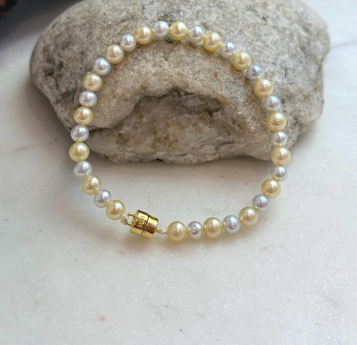Golden silver genuine pearl bracelet featuring 4.3–5.5mm freshwater pearls.