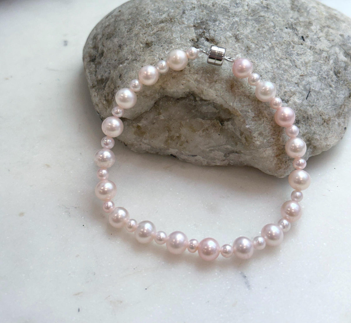 Genuine pink pearl bracelet featuring graduated pearl sizes and S925 sterling silver details.