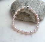 Genuine pink pearl bracelet featuring graduated pearl sizes and S925 sterling silver details.