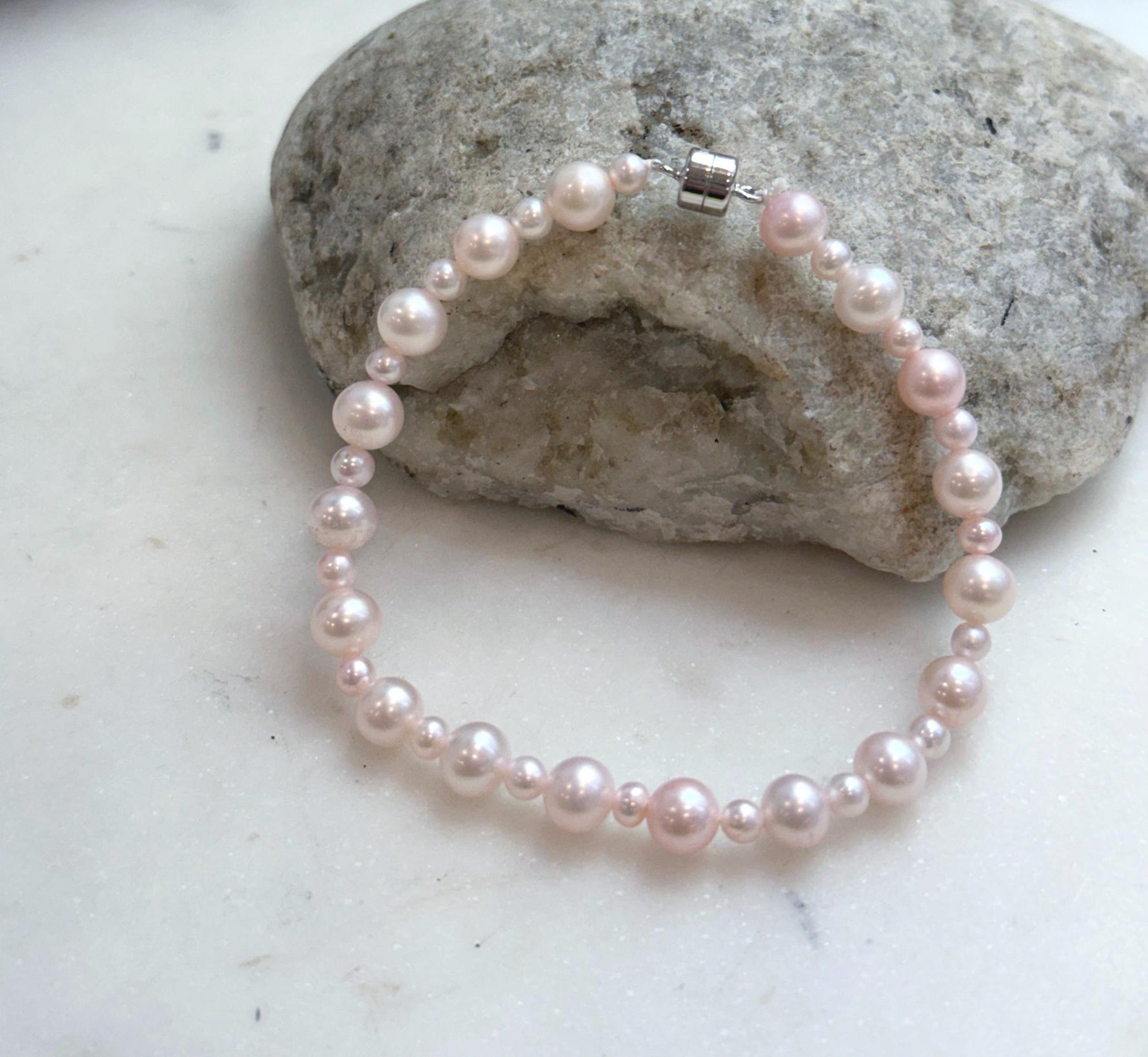 Genuine pink pearl bracelet featuring graduated pearl sizes and S925 sterling silver details.