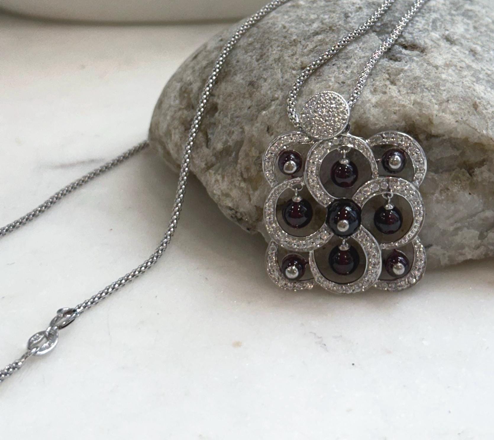 Elegant natural garnet pendant necklace crafted with S925 sterling silver