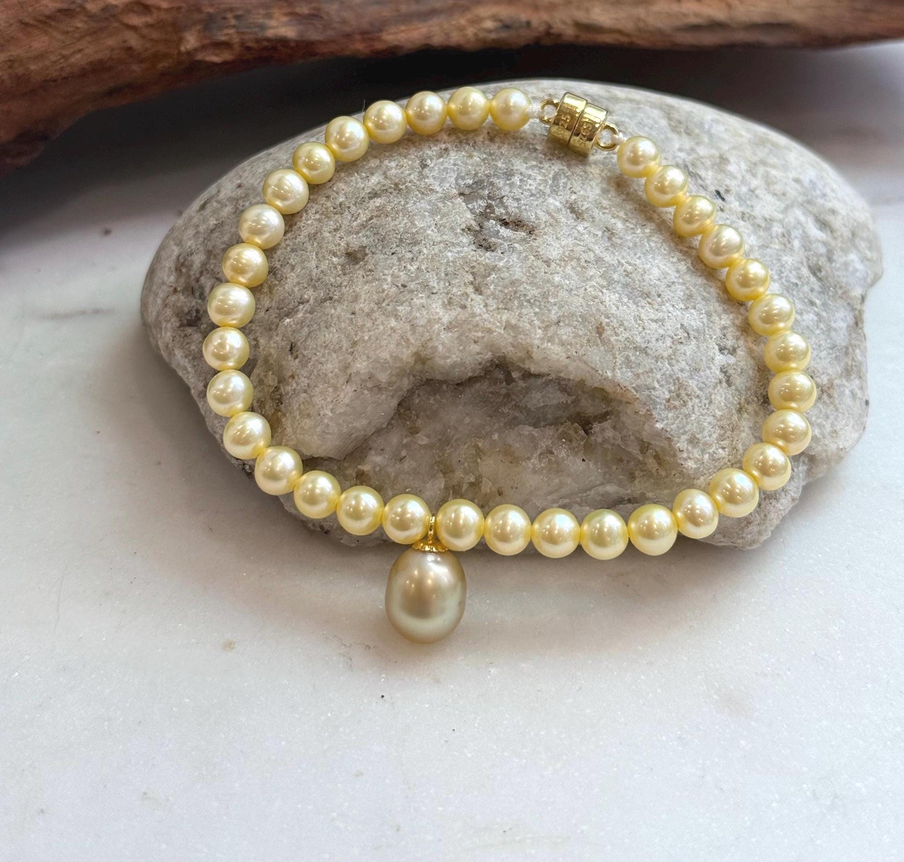 Minimalist golden pearl bracelet with a 9.1mm South Sea saltwater pearl.
