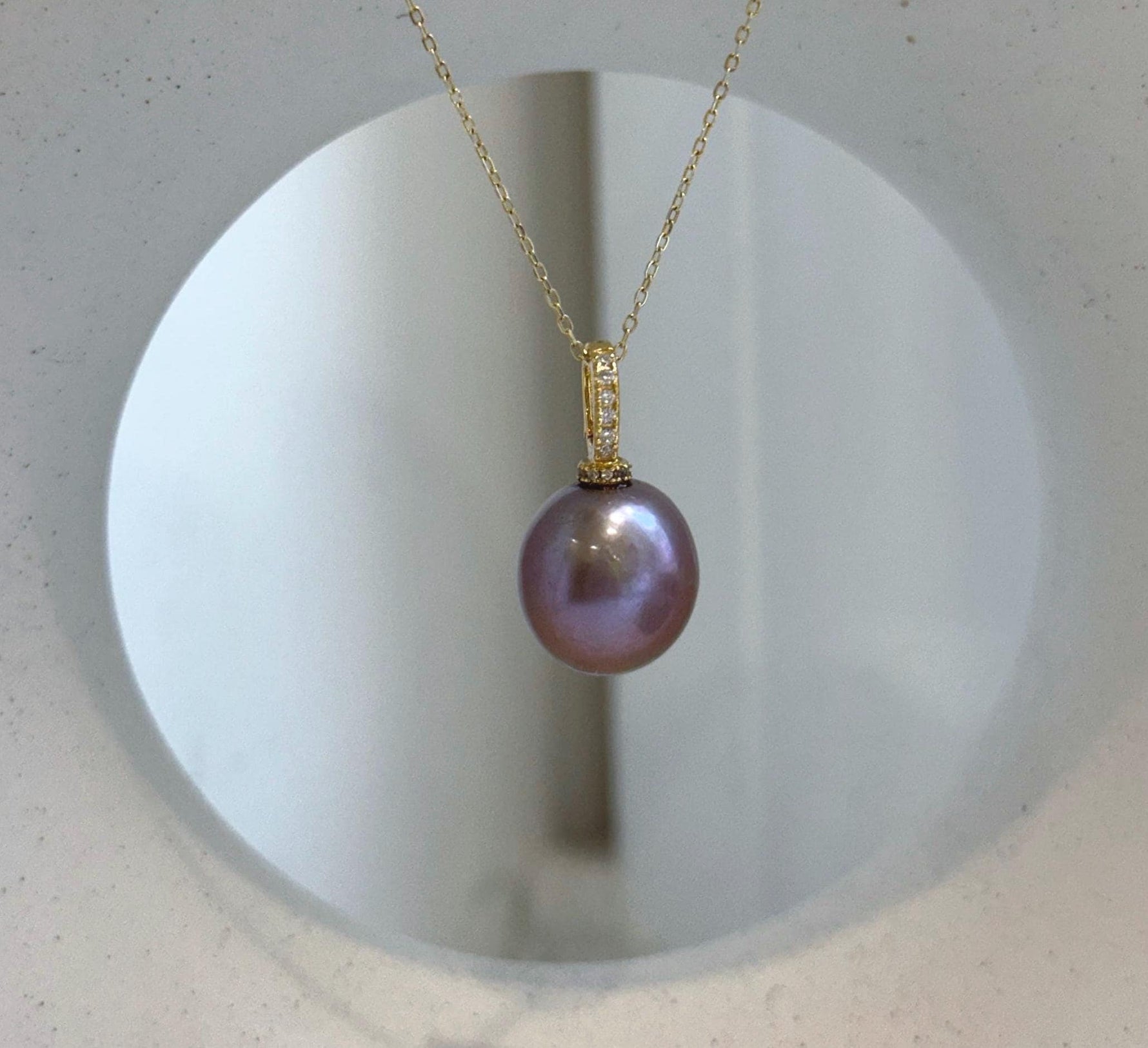 Genuine Edison freshwater pearl pendant measuring approximately 2.5cm high with sterling silver setting.