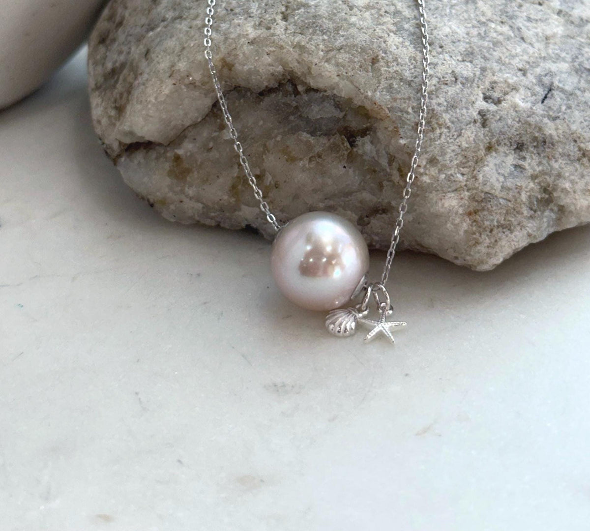 Elegant 18K gold floating pearl pendant for women