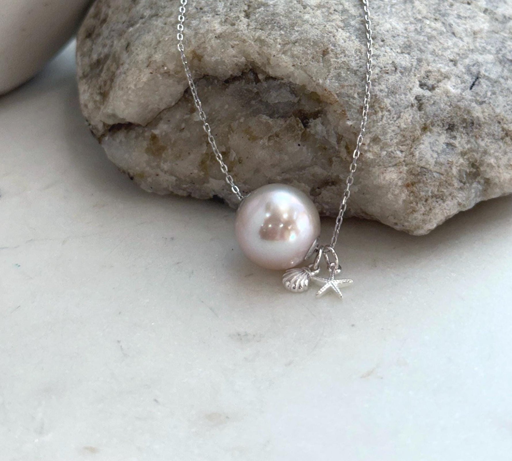Elegant 18K gold floating pearl pendant for women
