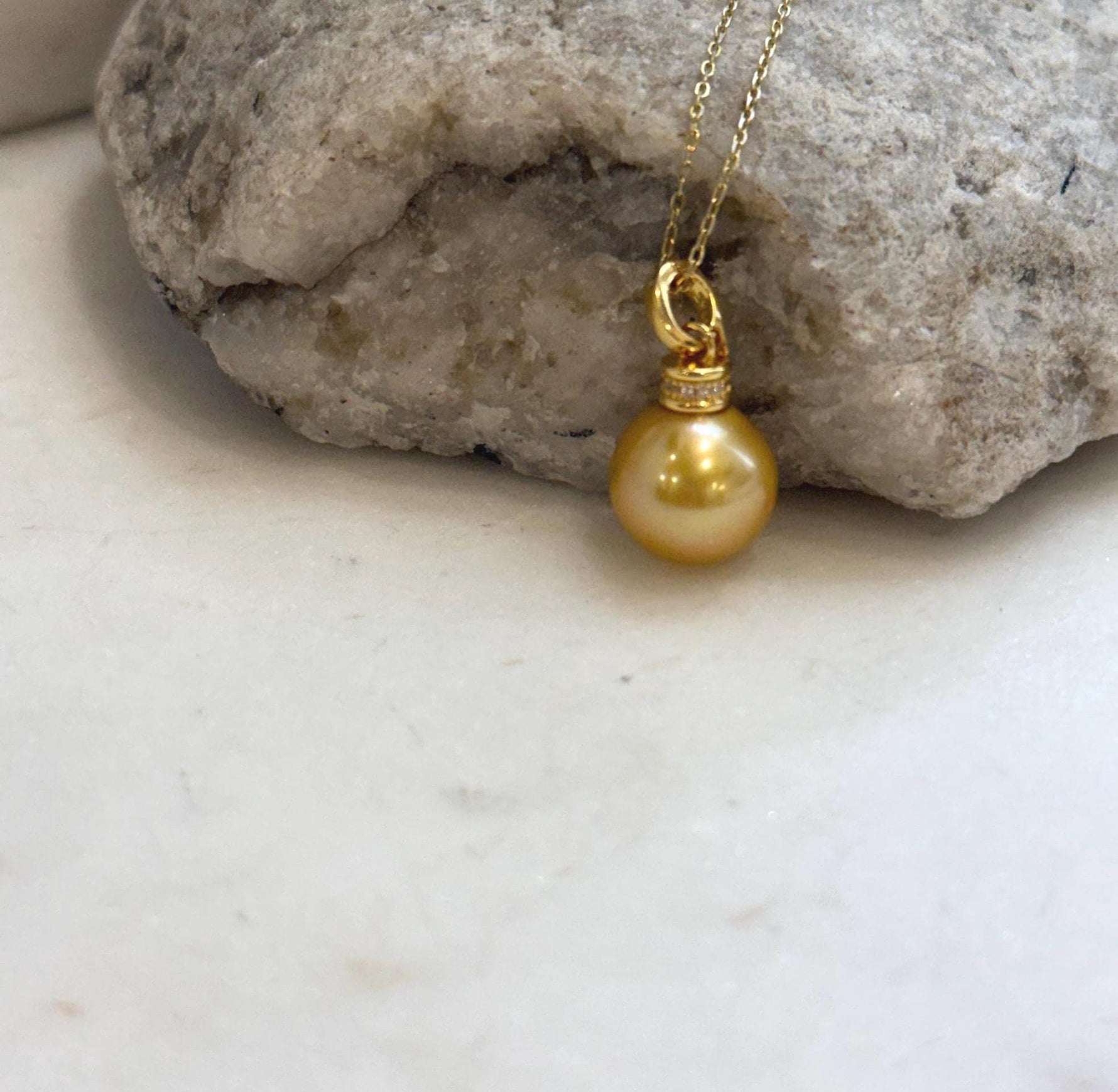 Deep tea golden Edison pearl pendant featuring a rich warm golden color.