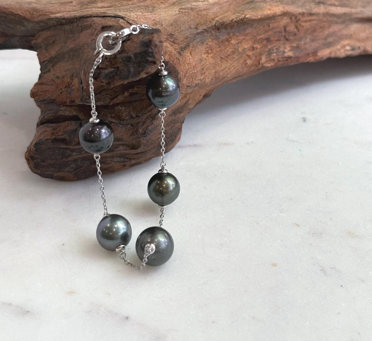 Dark Tahitian pearl bracelet with beautiful iridescent mirrored luster