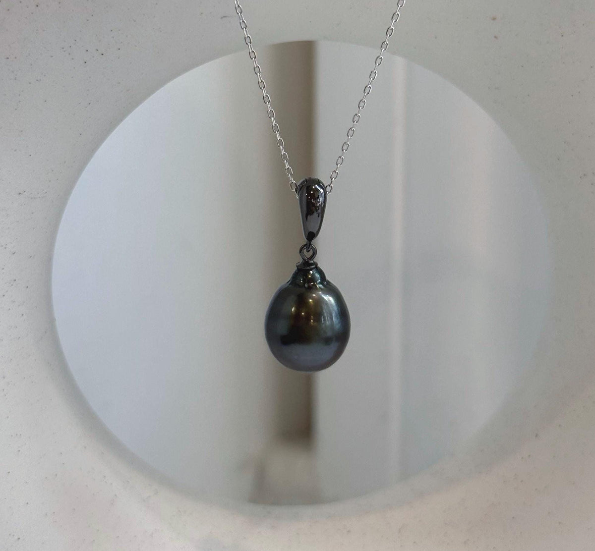 Elly’s 12.2mm Tahitian black hunter pearl pendant with extreme luster