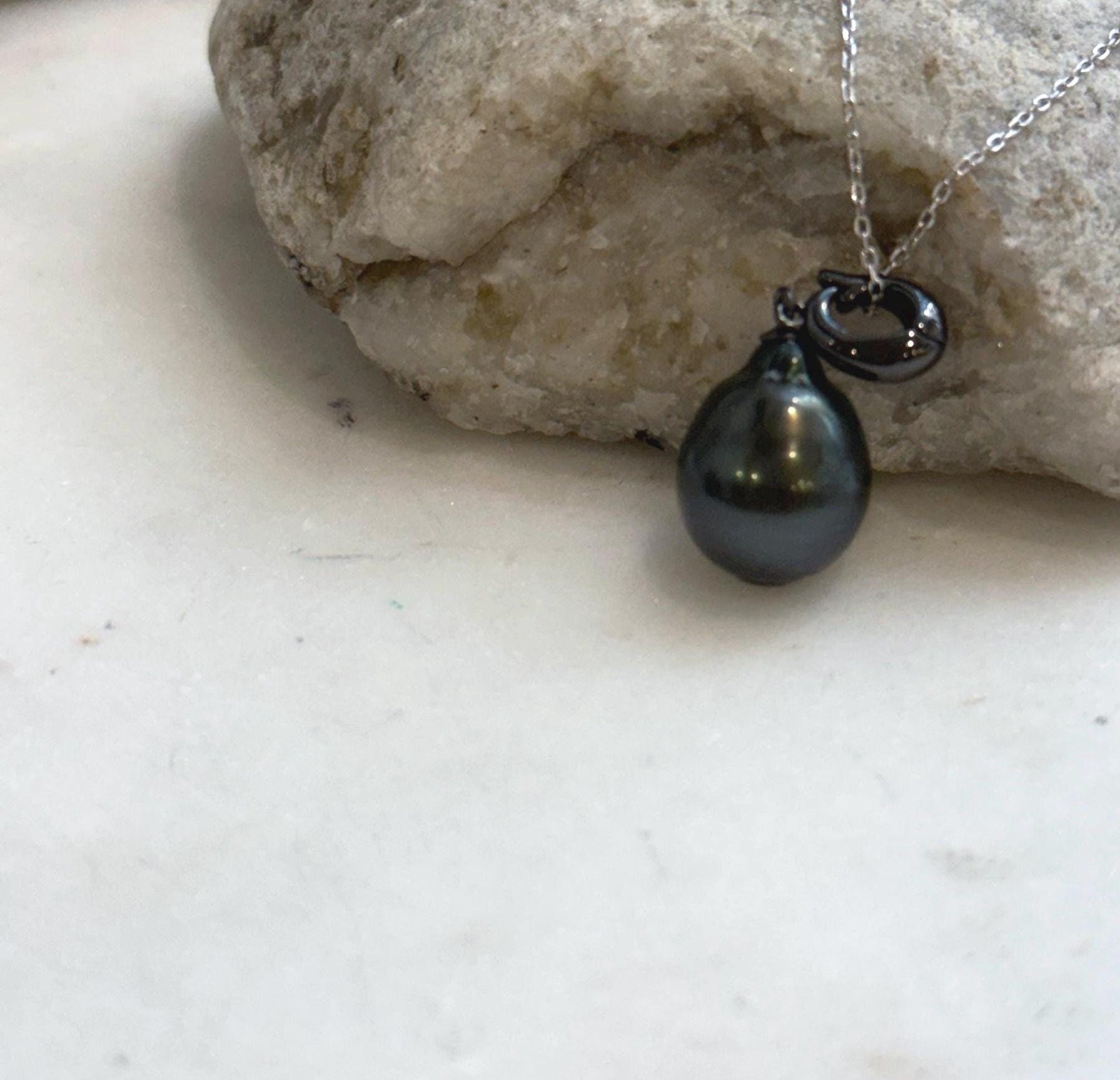 Genuine saltwater Tahitian pearl pendant with reflective luster