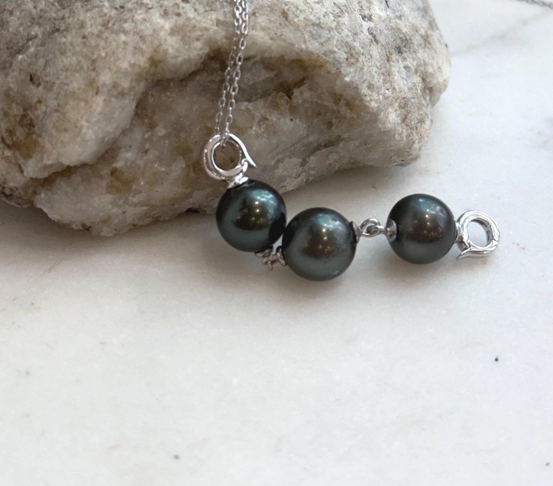 Platinum and hunter color Tahitian ocean pearl extender