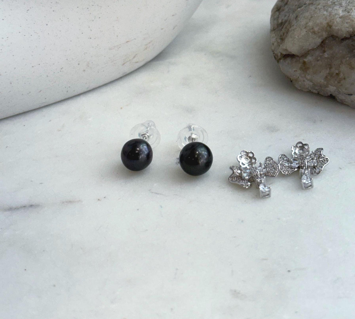 Tahitian pearl stud earrings with decorative S925 silver earring jackets
