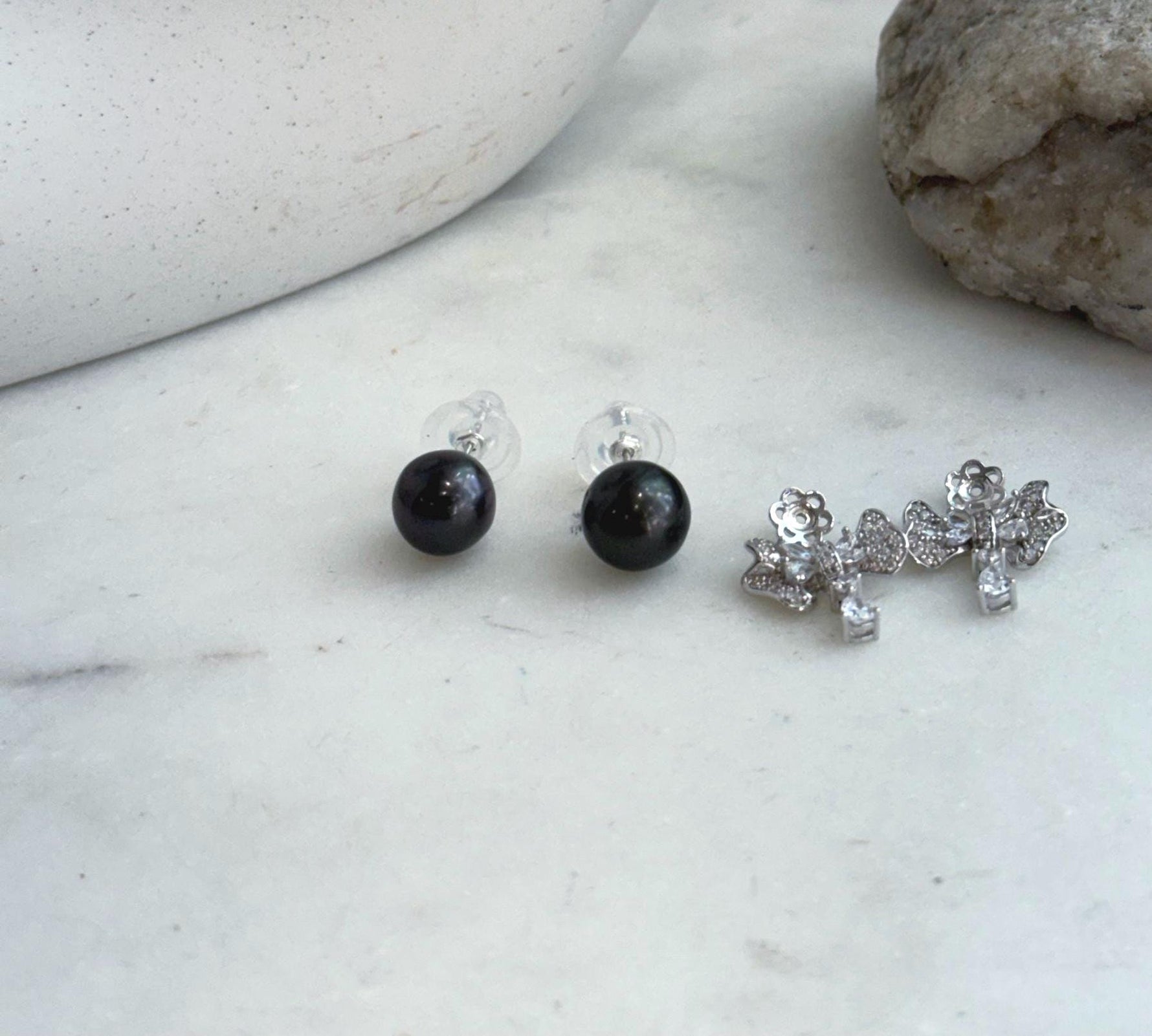 Tahitian pearl stud earrings with decorative S925 silver earring jackets