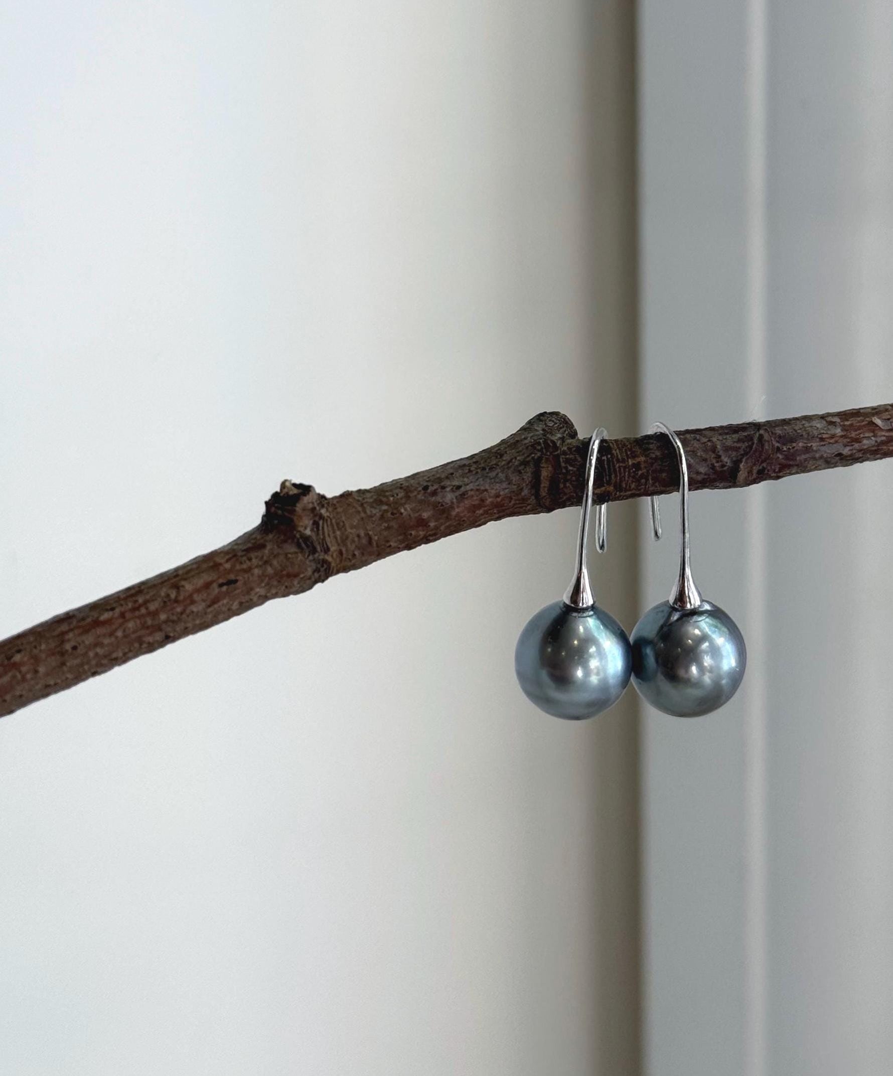 Tahitian platinum pearl hook earrings with brilliant mirror luster