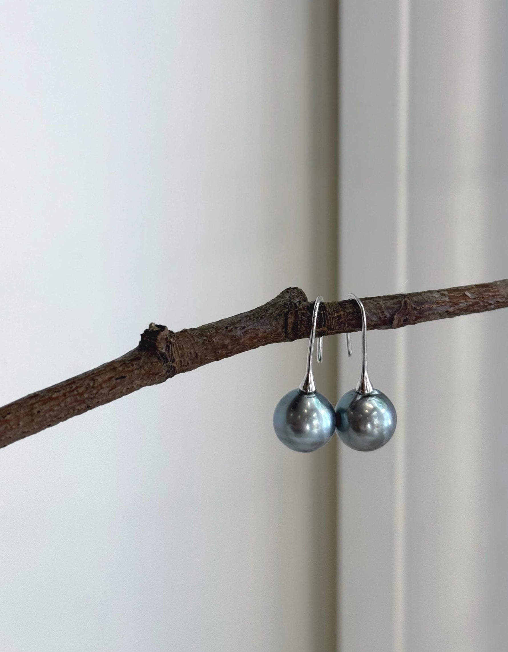 Elegant Tahitian saltwater pearl dangle earrings for women