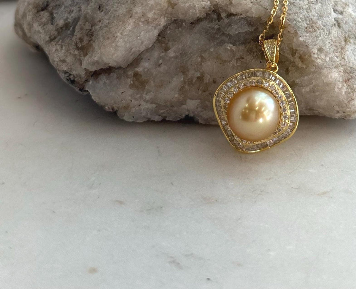 Elegant golden pearl pendant in gold plated S925 sterling silver setting