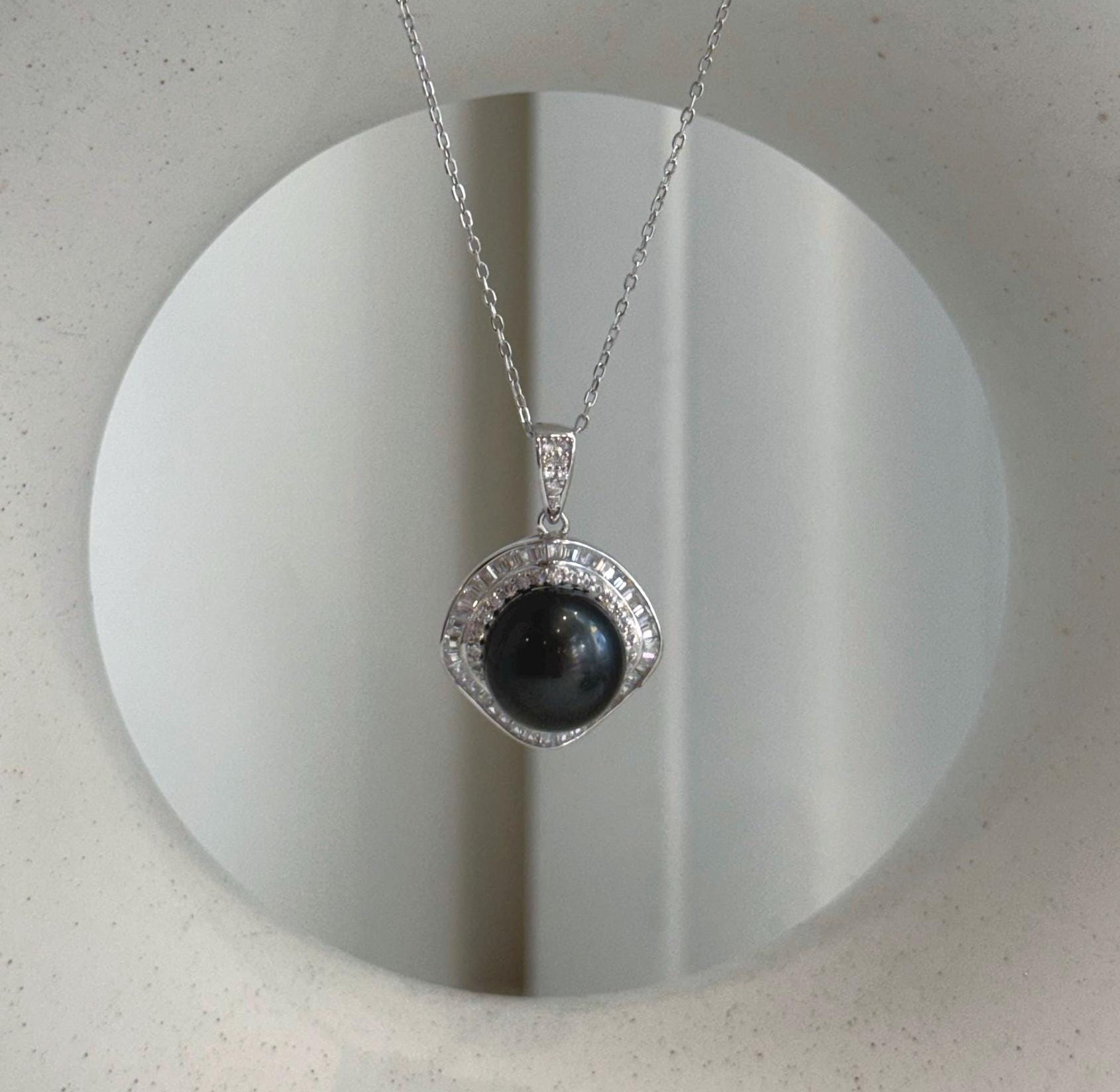 Genuine Tahitian black pearl pendant with beautiful metallic mirror luster