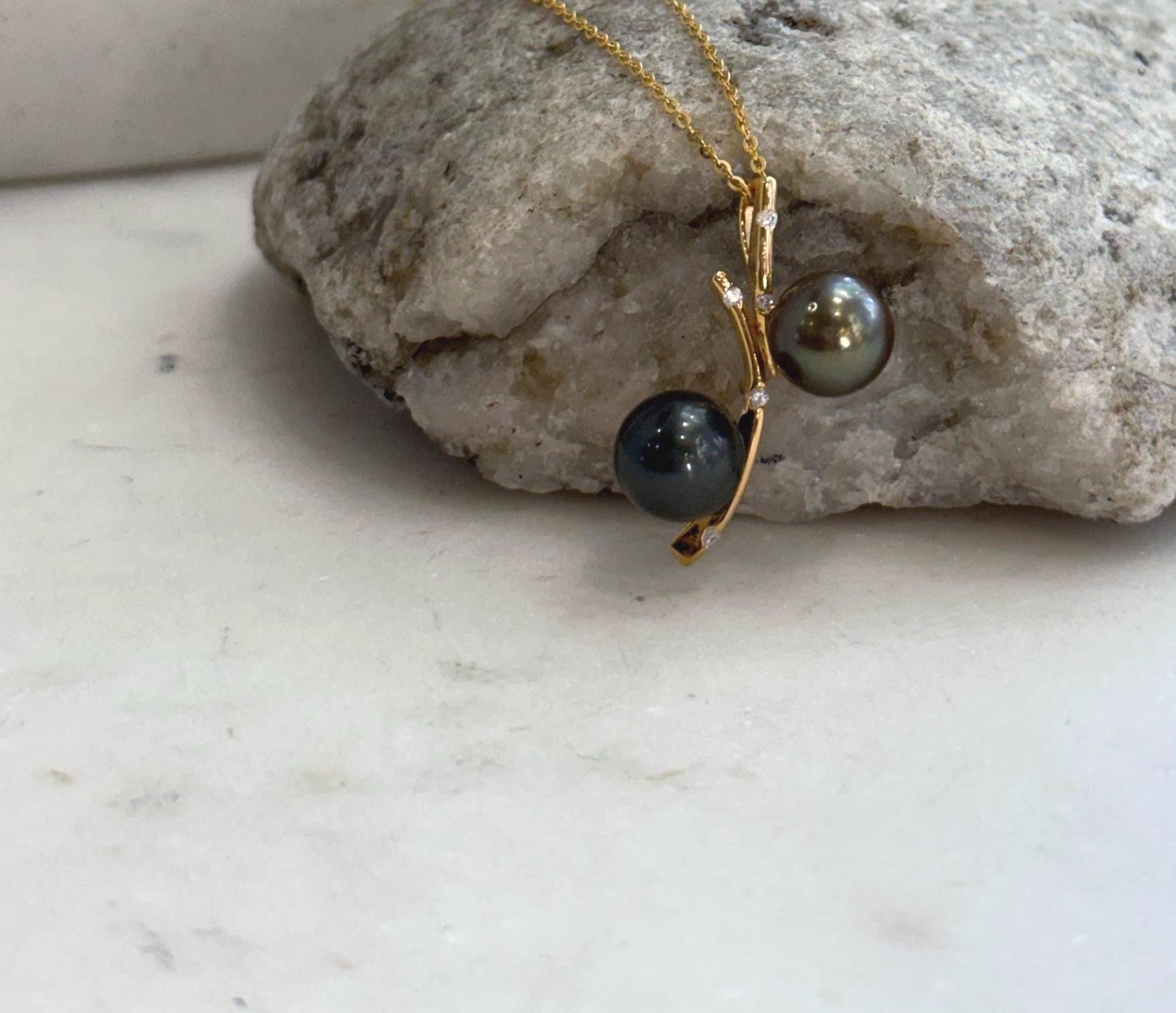 Mirror luster Tahitian pearls set in a modern S925 sterling silver pendant