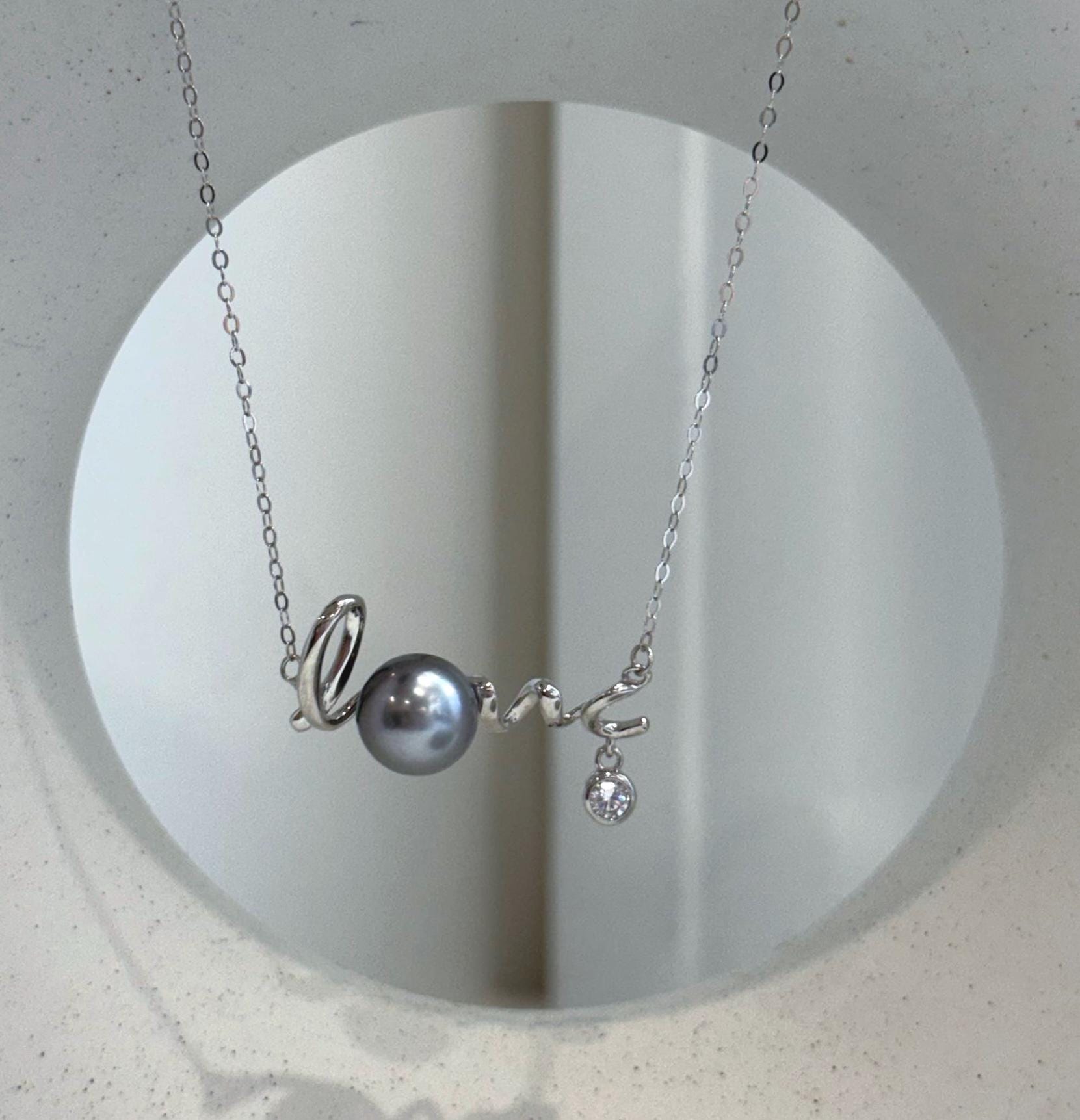 Romantic Tahitian pearl love pendant necklace with luminous ocean pearl