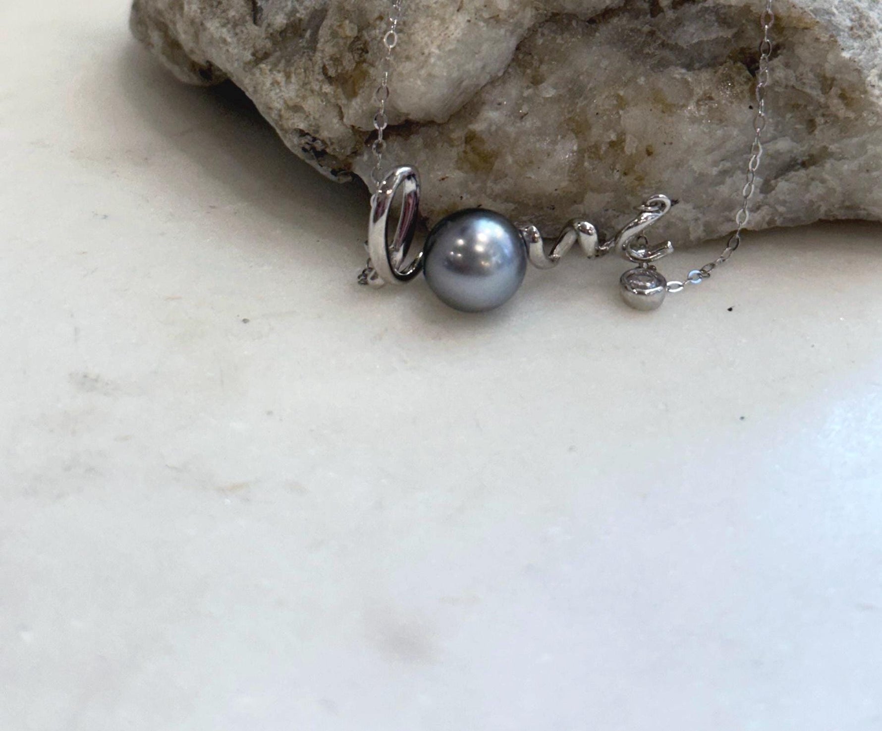 Natural Tahitian pearl pendant with polished S925 sterling silver chain