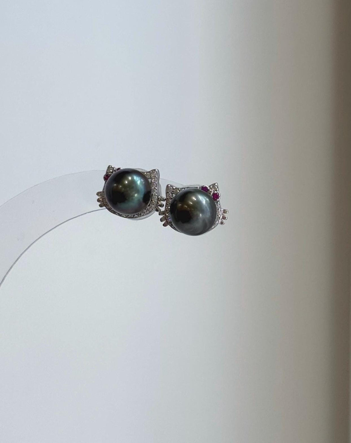 Tahitian peacock hunter ocean pearl cat earrings with extreme mirror luster and S925 sterling silver setting.