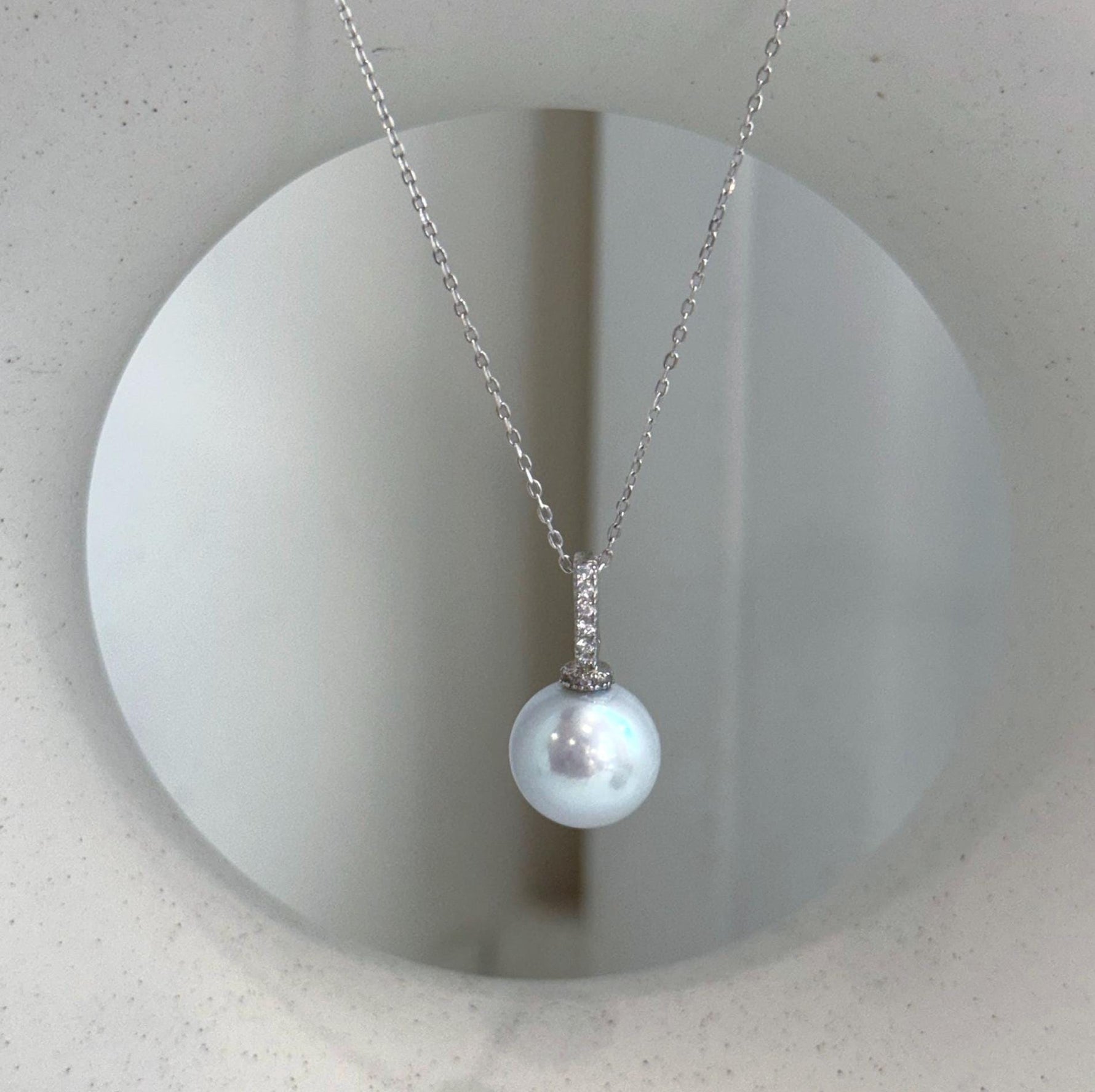 Close-up of 11.6mm Edison pearl showing elegant white silver color and extreme mirror-like shine.