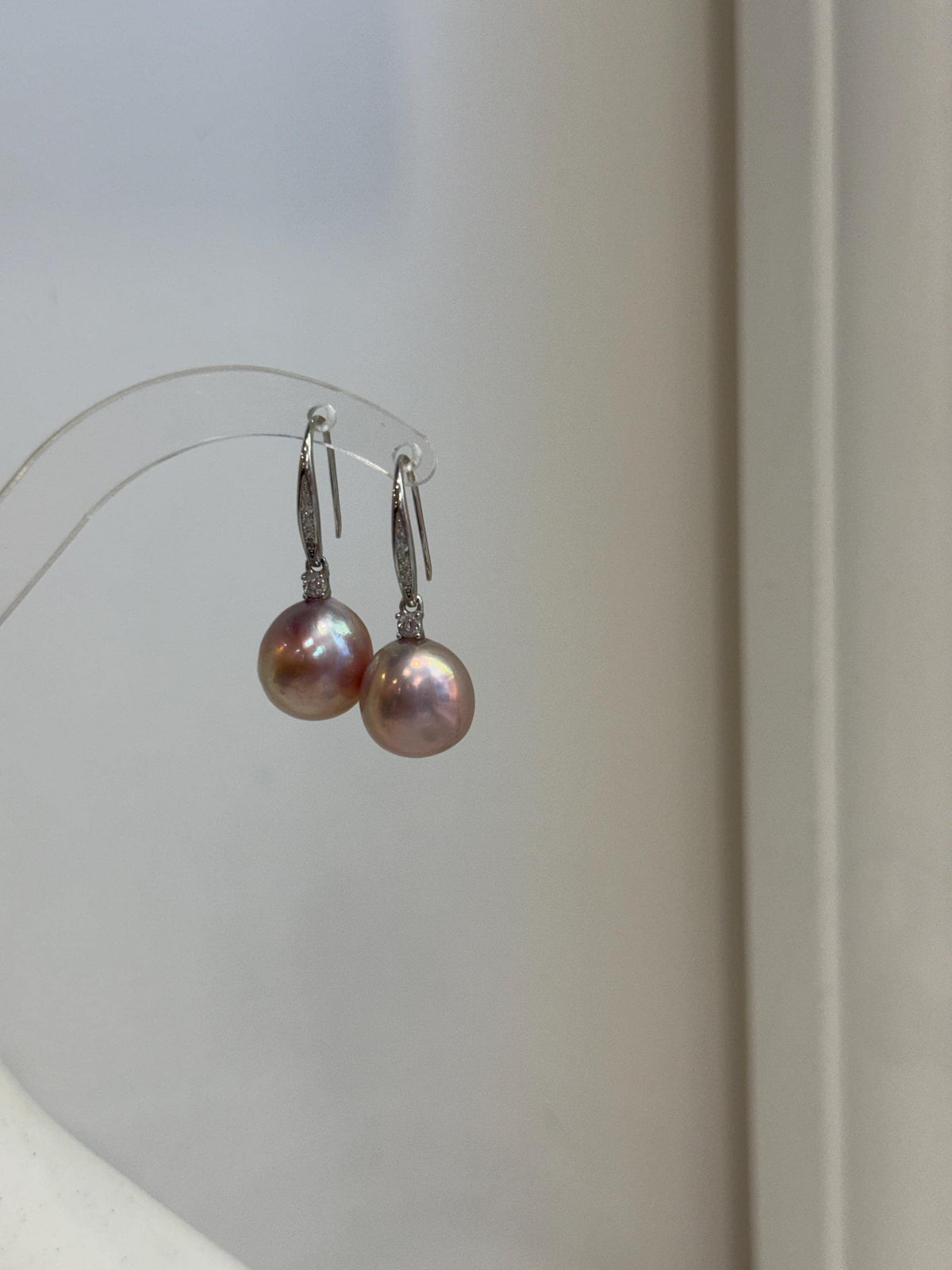 3.1cm long Edison pearl drop earrings featuring luminous pink gold freshwater pearls.