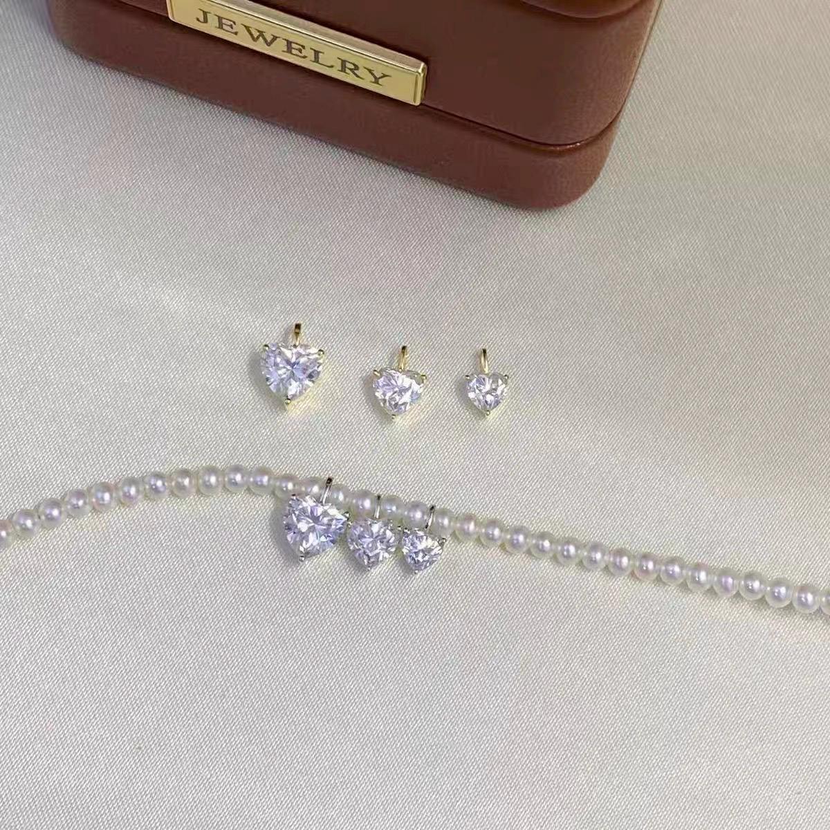 Clear heart cut moissanite charm featuring brilliant sparkle and a delicate Au750 18K gold setting.