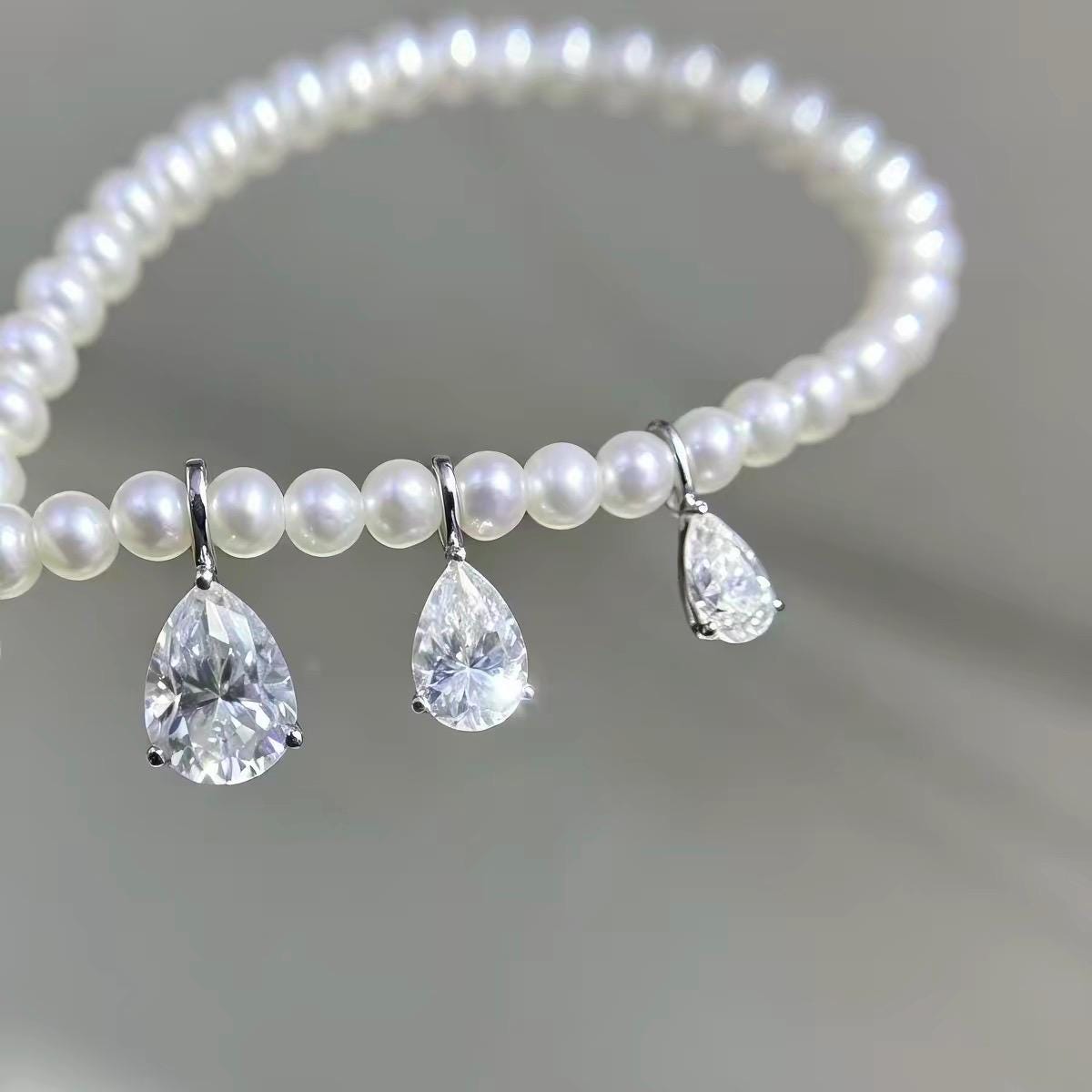 Pear cut teardrop clear moissanite charm crafted in Au750 solid 18K gold with brilliant sparkle.