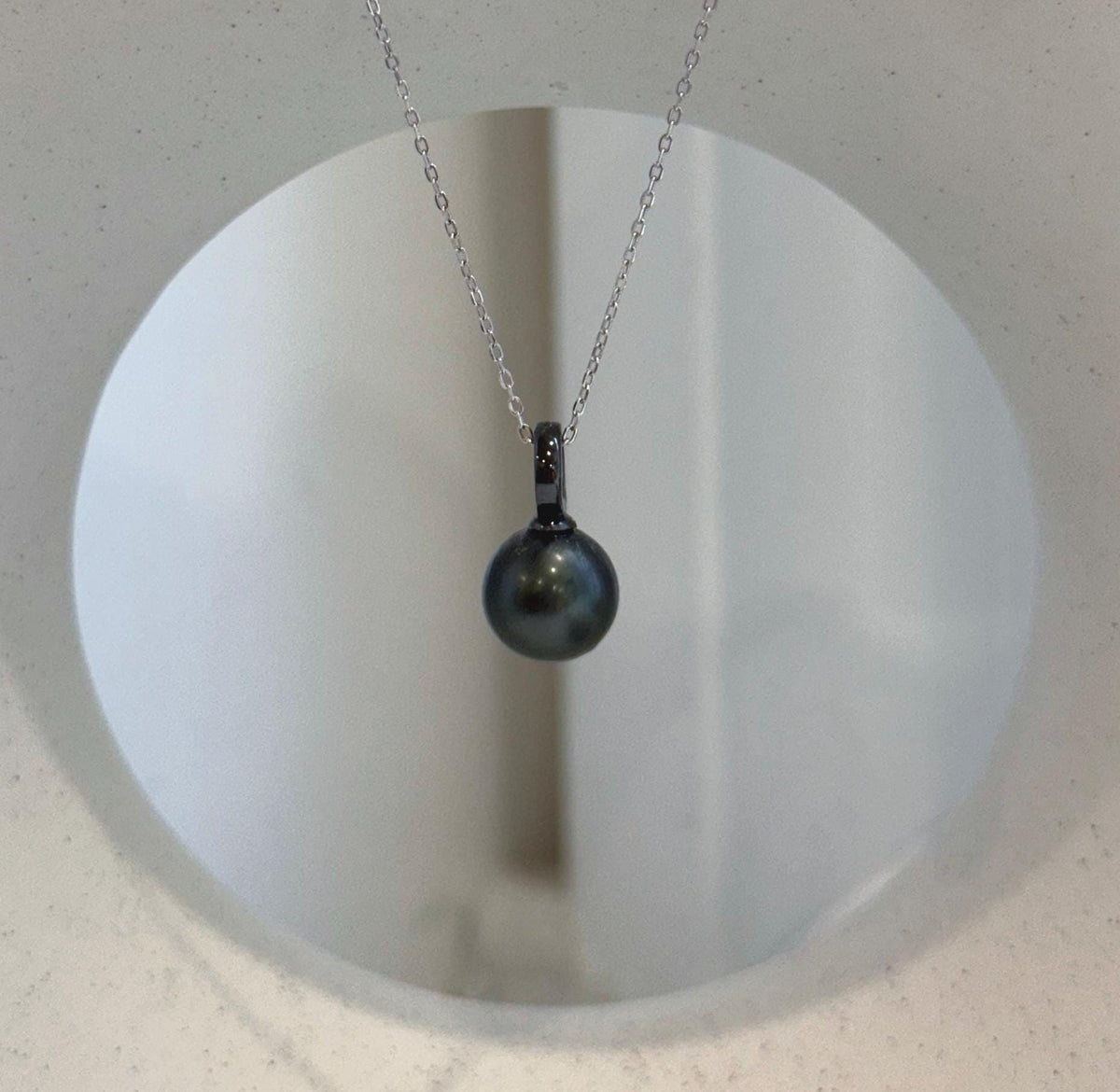 Tahitian ocean pearl pendant featuring a lustrous 10mm genuine saltwater pearl